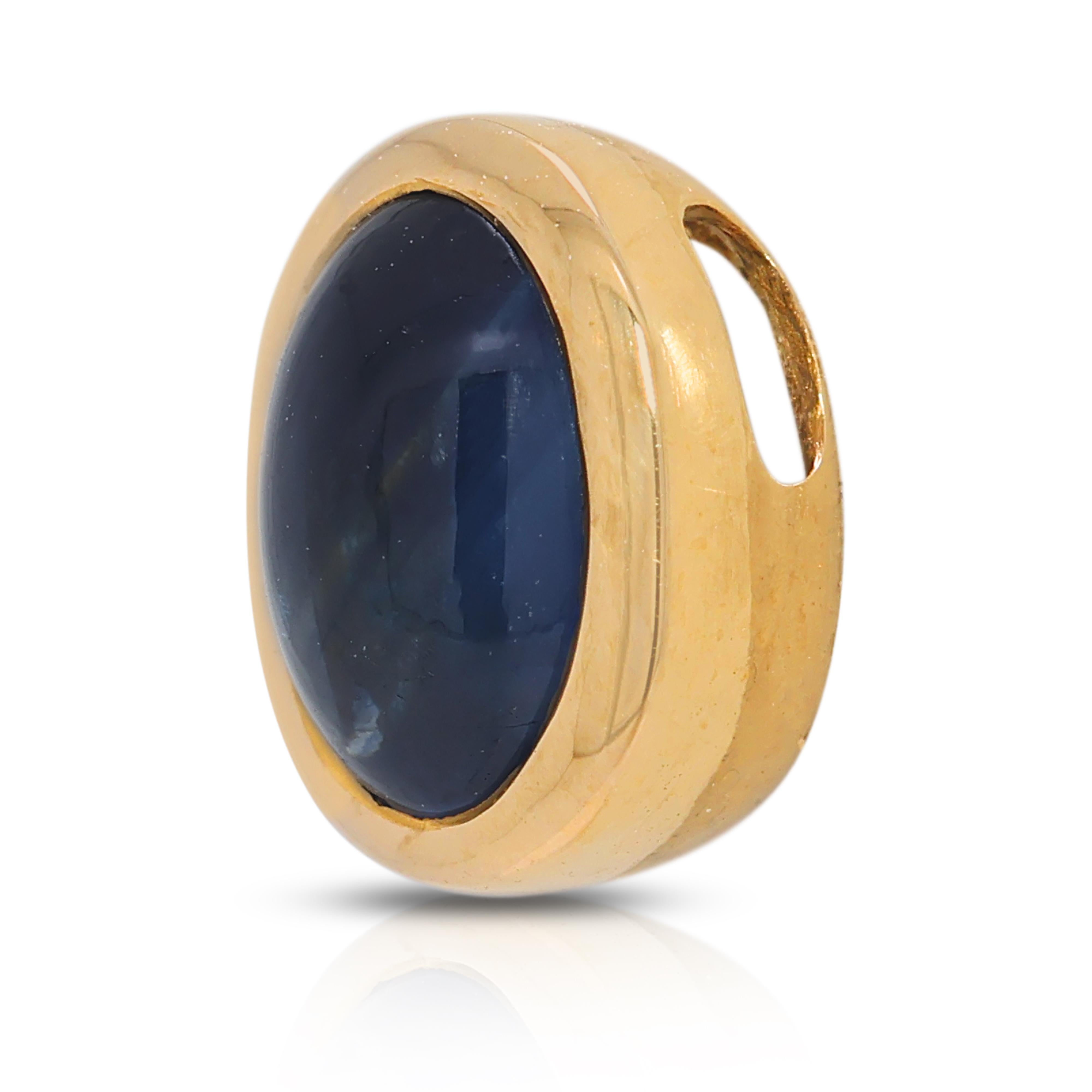 Charming 0.8ct Sapphire Pendant in 18K Yellow Gold In New Condition For Sale In רמת גן, IL