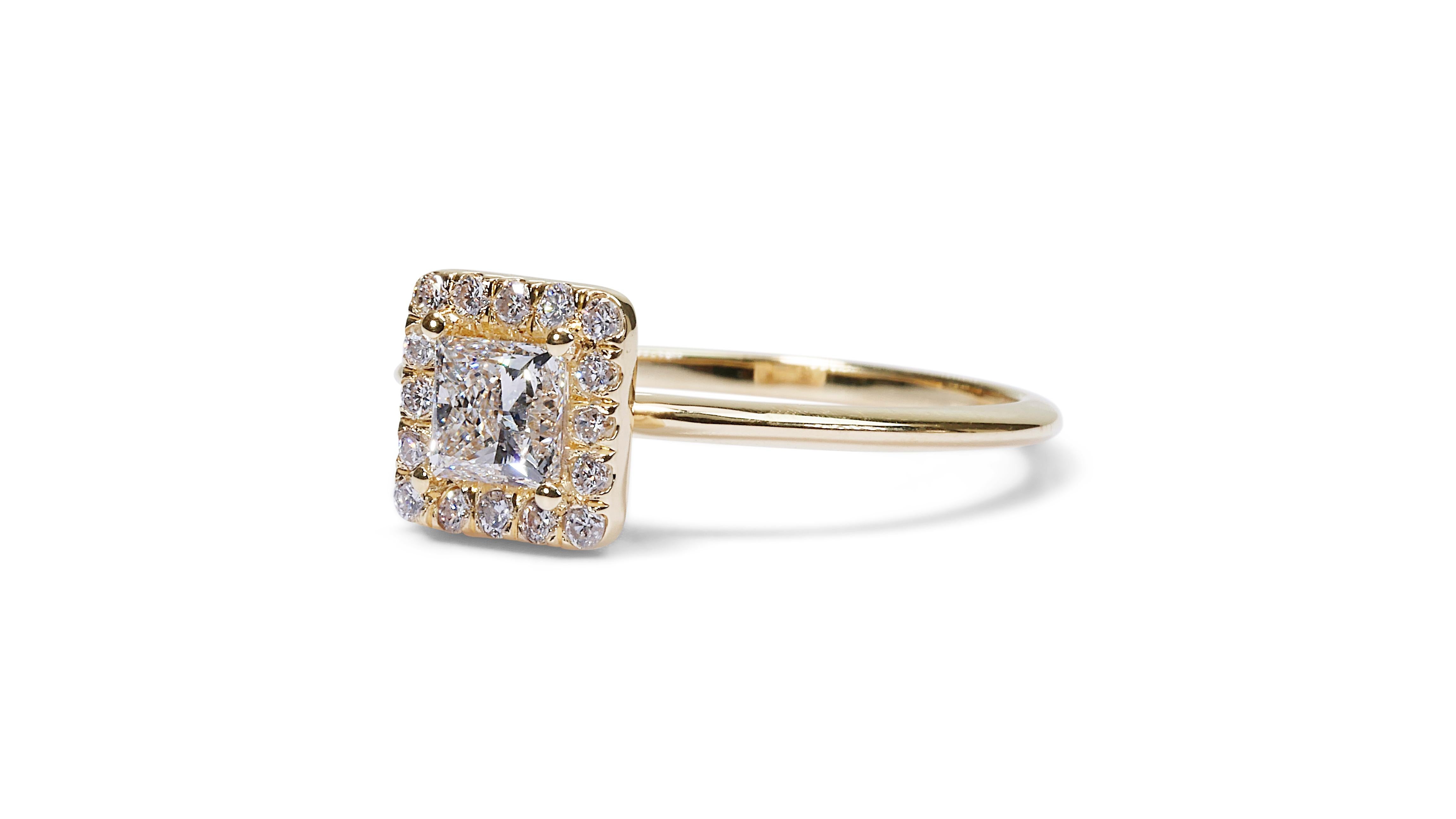 Taille carrée Charmante bague halo de diamants taille carrée de 0,90 carat en or jaune 18 carats, certifiée GIA en vente