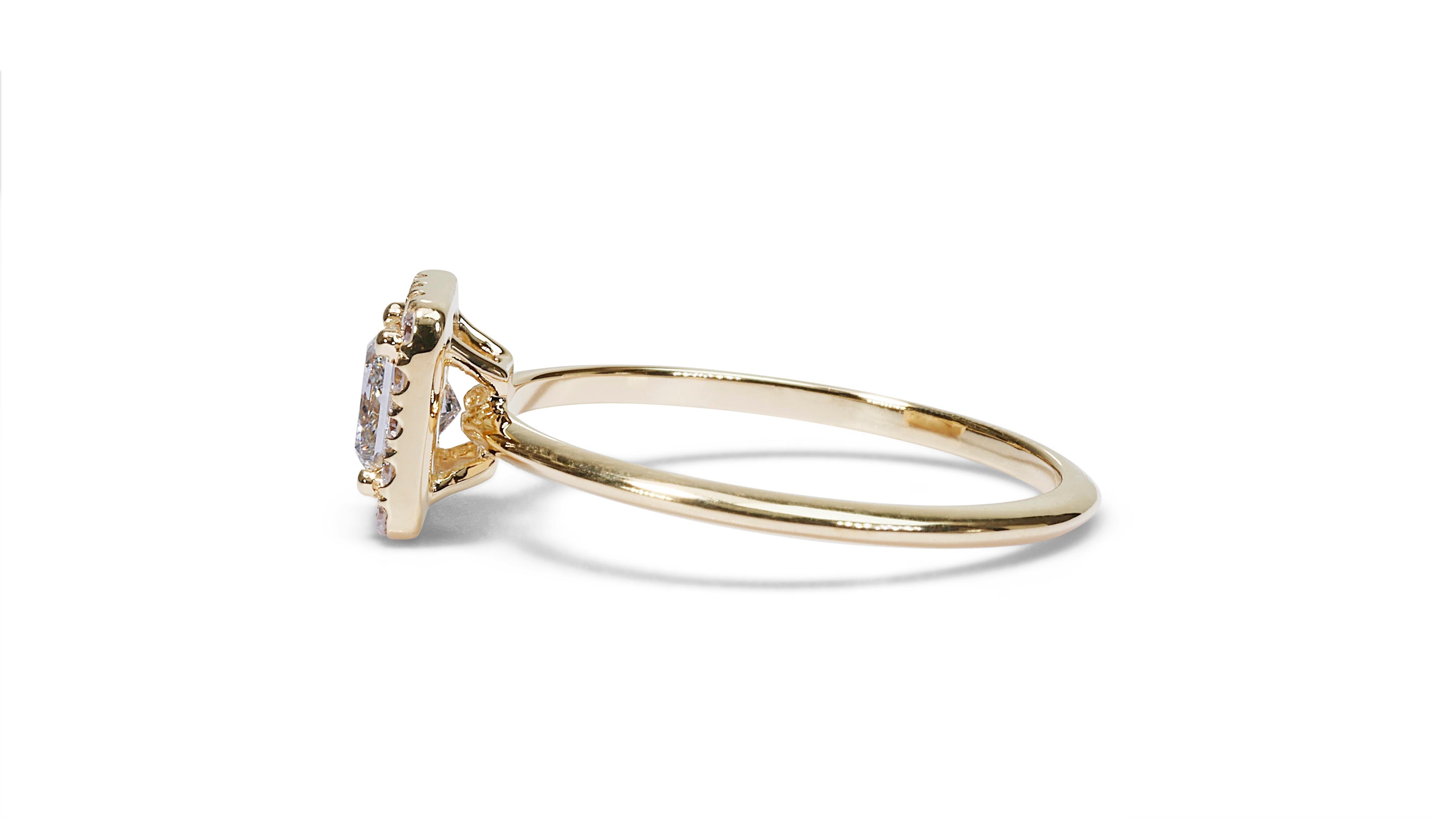Charmante bague halo de diamants taille carrée de 0,90 carat en or jaune 18 carats, certifiée GIA Pour femmes en vente