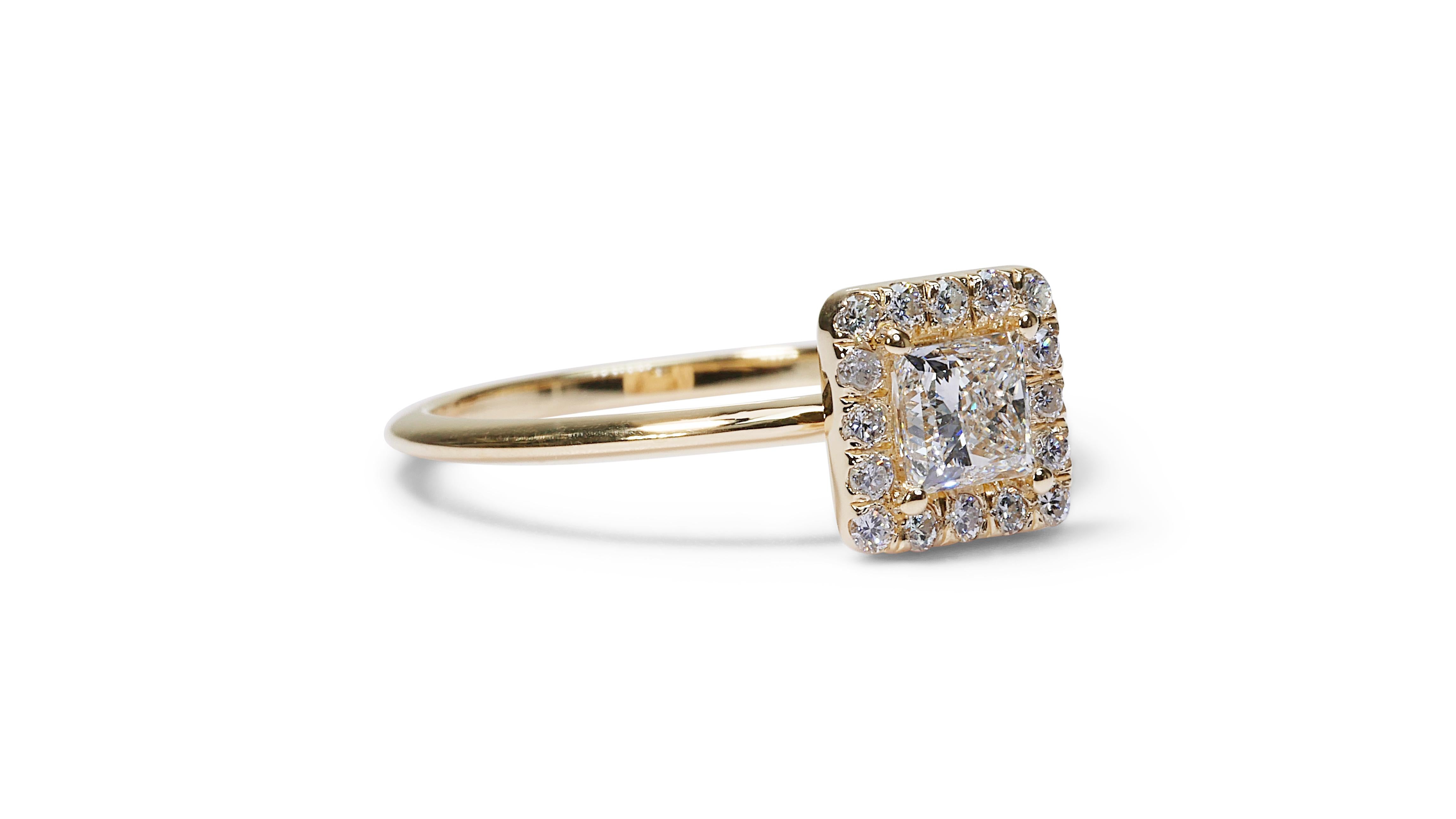 Charmante bague halo de diamants taille carrée de 0,90 carat en or jaune 18 carats, certifiée GIA en vente 1
