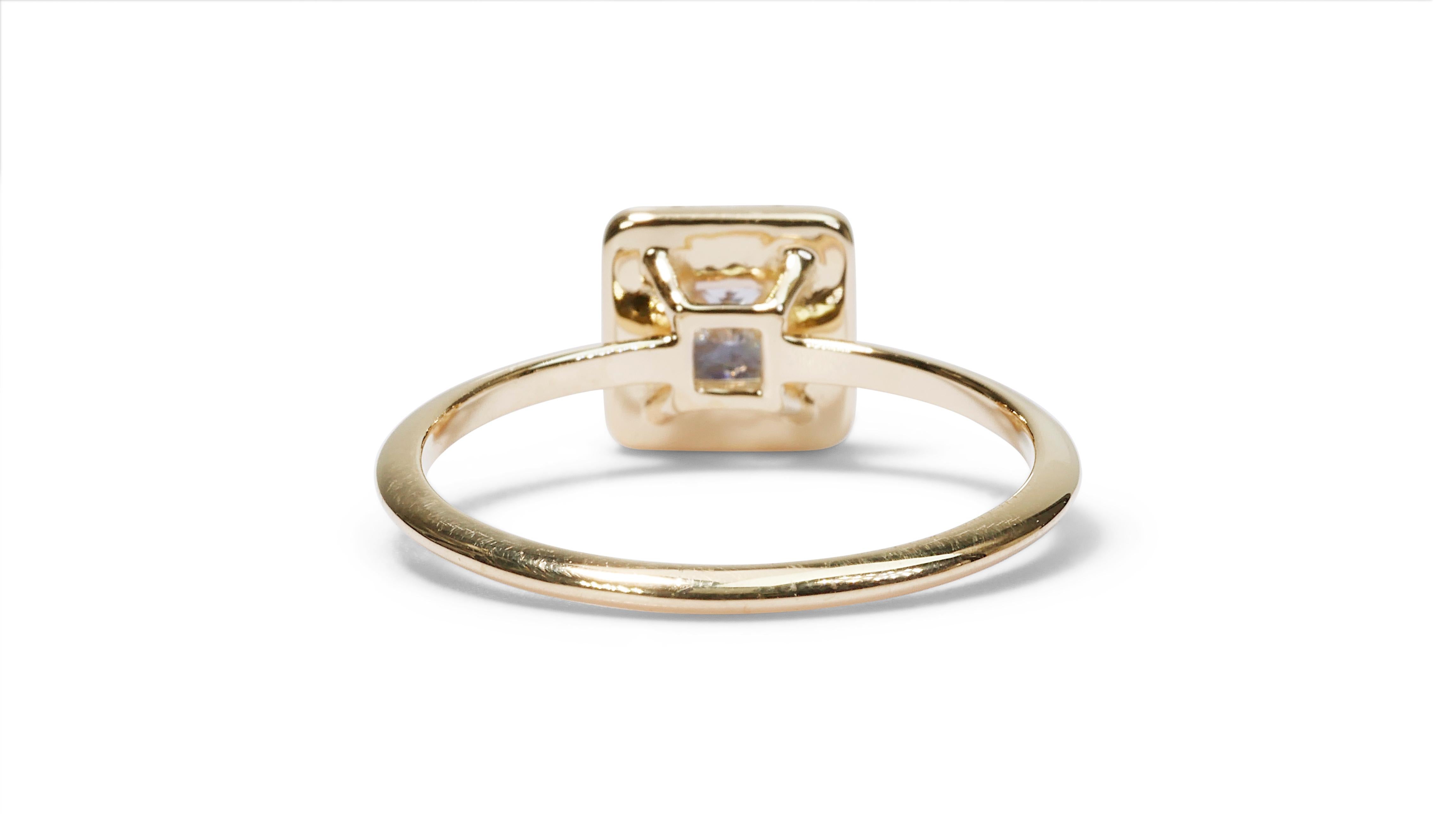 Charmante bague halo de diamants taille carrée de 0,90 carat en or jaune 18 carats, certifiée GIA en vente 3