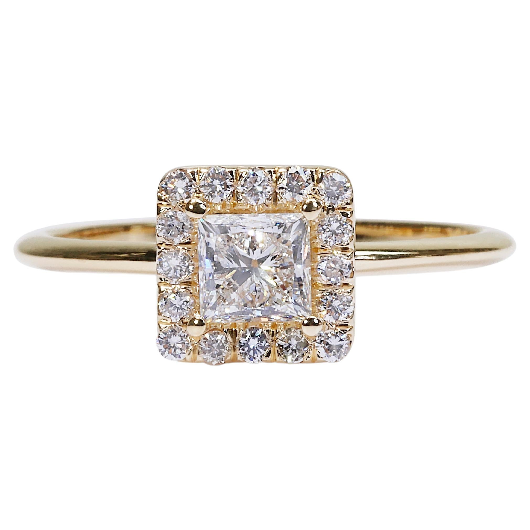 Charmante bague halo de diamants taille carrée de 0,90 carat en or jaune 18 carats, certifiée GIA en vente