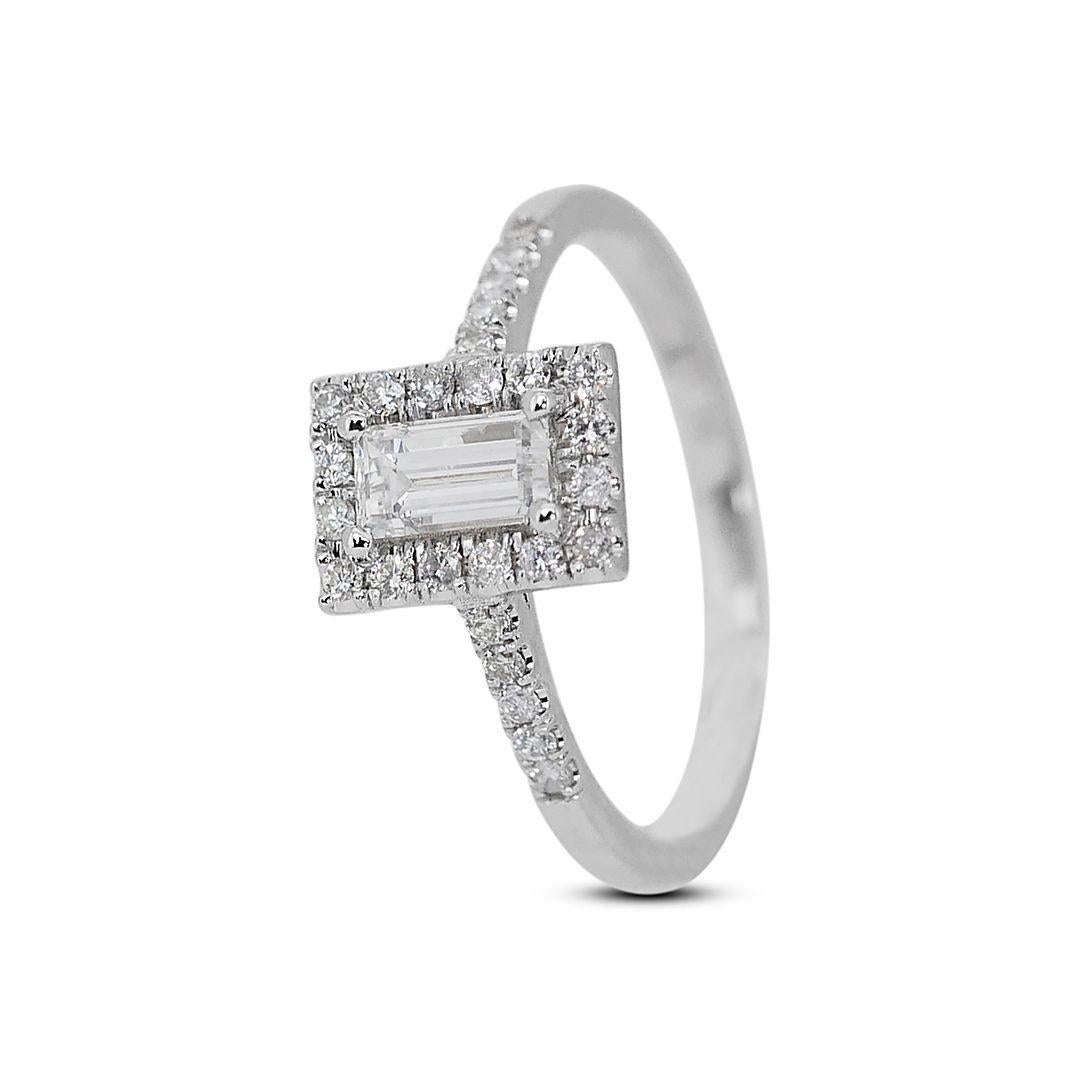 Charming 1.26ct Emerald-Cut Diamond Halo Ring in 18k White Gold - GIA Certified In New Condition For Sale In רמת גן, IL