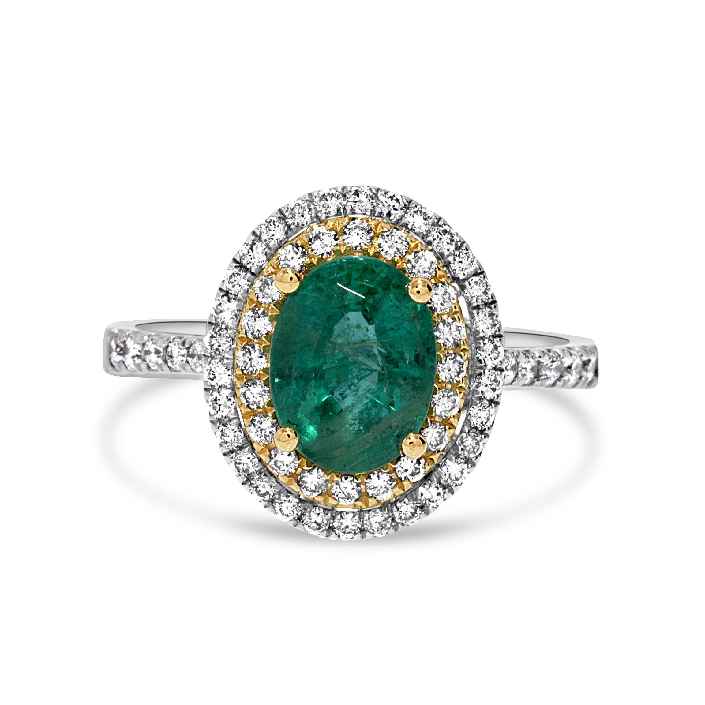 Anello di moda che combina l'oro bianco e l'oro giallo a 18 carati con uno smeraldo ovale di 1,62 carati. Intorno allo smeraldo ci sono 62 diamanti verdi rotondi, per un totale di 0,46 carati. Il mix di oro bianco e giallo aggiunge un ulteriore