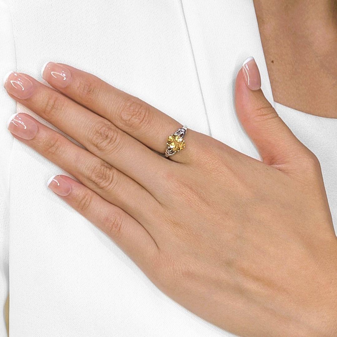 Questo nuovo anello irradia un fascino vibrante grazie all'accattivante Vitale dal taglio ovale di 1,88ct, che risplende in una calda tonalità giallo-oro che simboleggia gioia e vitalità. Incastonato in un elegante oro bianco 18 carati, il Citrino è