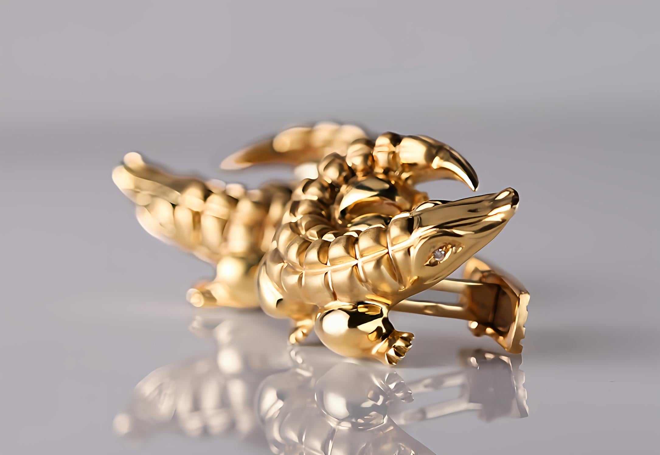 Add a touch of extravagant elegance to your outfit with these handcrafted 18kt yellow gold cufflinks. Created by skilled Florentine artisans, these cufflinks embody meticulous attention to detail. 

The body of the crocodile features a satin finish