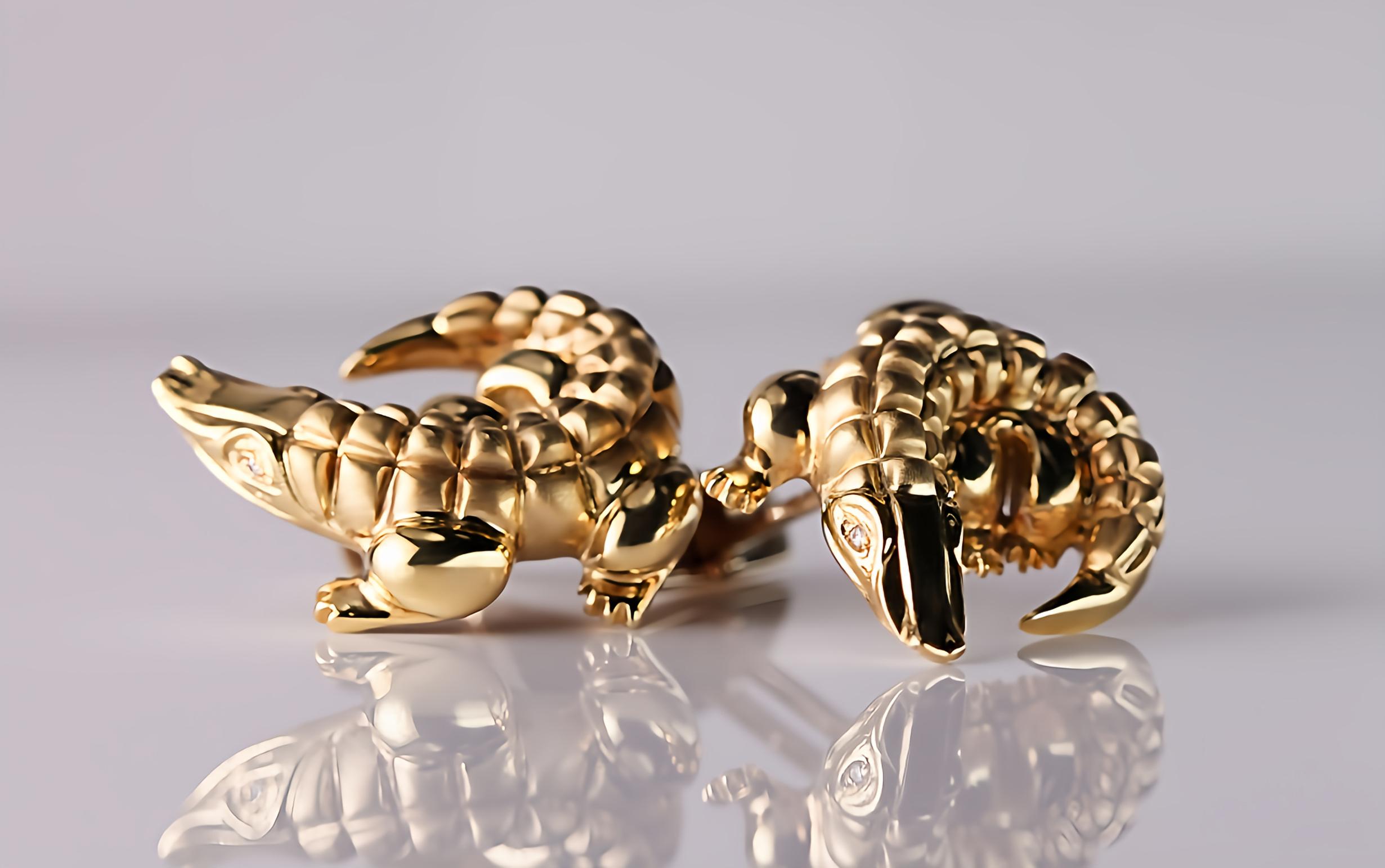 Contemporary Charming 18 Karat Yellow Gold Crocodile Cufflinks with Diamond Eyes For Sale