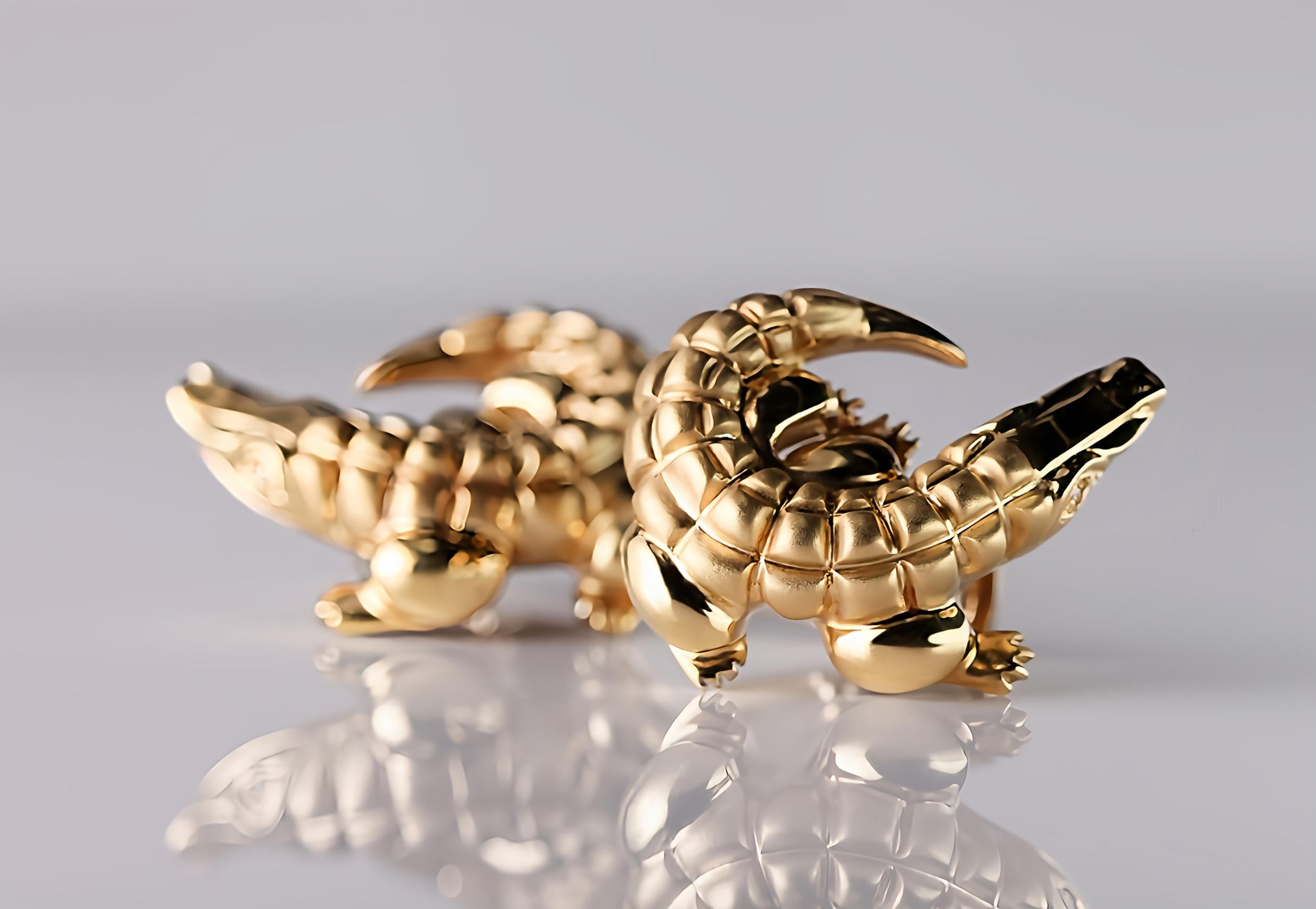 Round Cut Charming 18 Karat Yellow Gold Crocodile Cufflinks with Diamond Eyes For Sale
