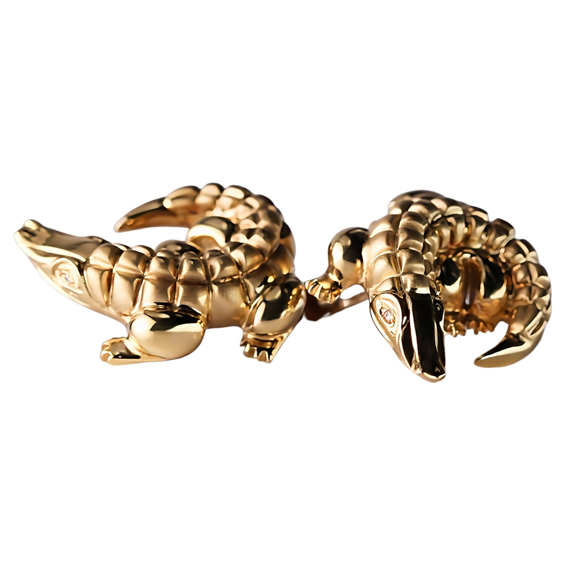 Charmants boutons de manchette en or jaune 18 carats en forme de crocodile avec yeux en diamant en vente