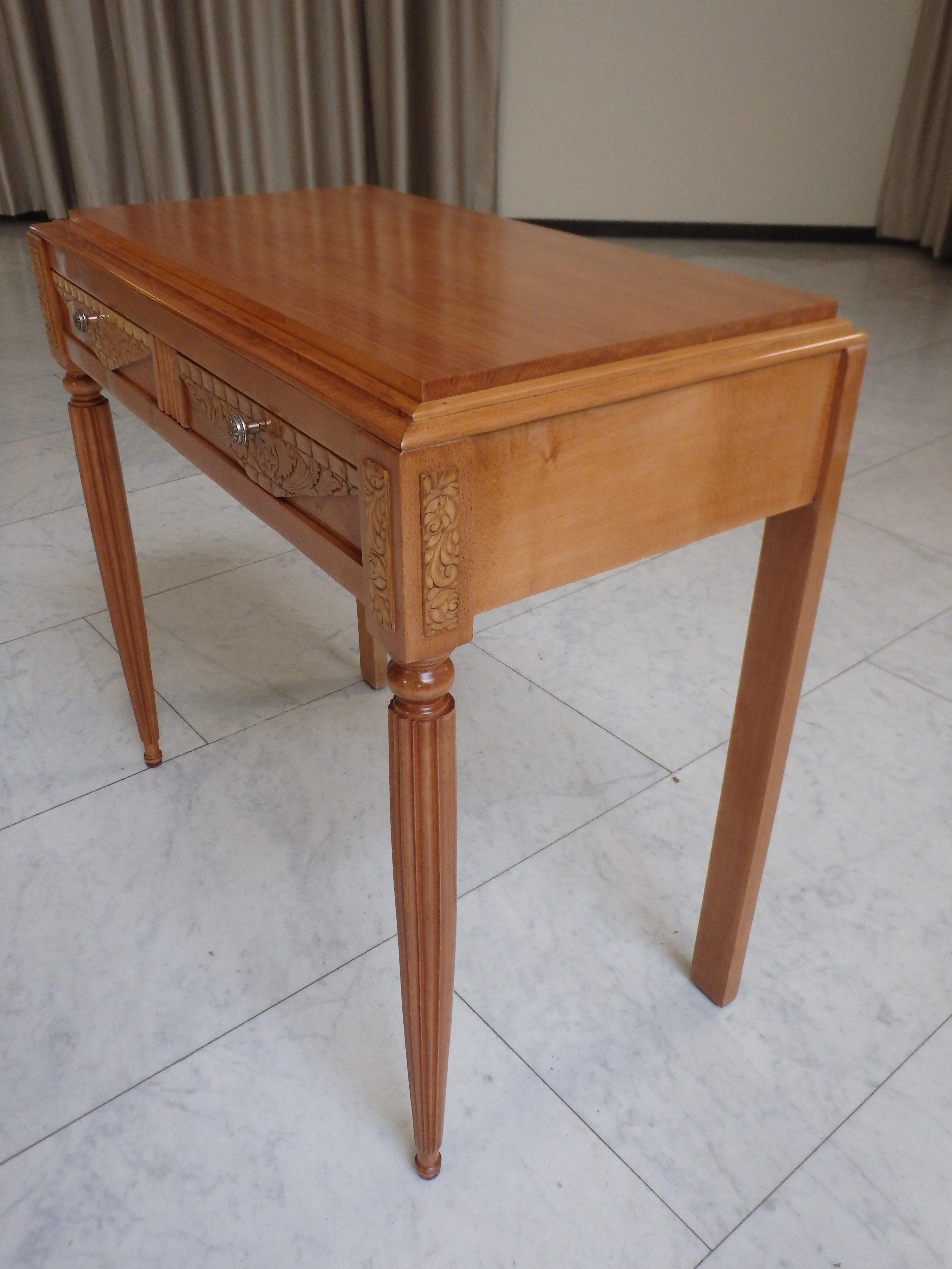 charming 1920thies writing desk or console birch and walnut with carved flowers For Sale 3
