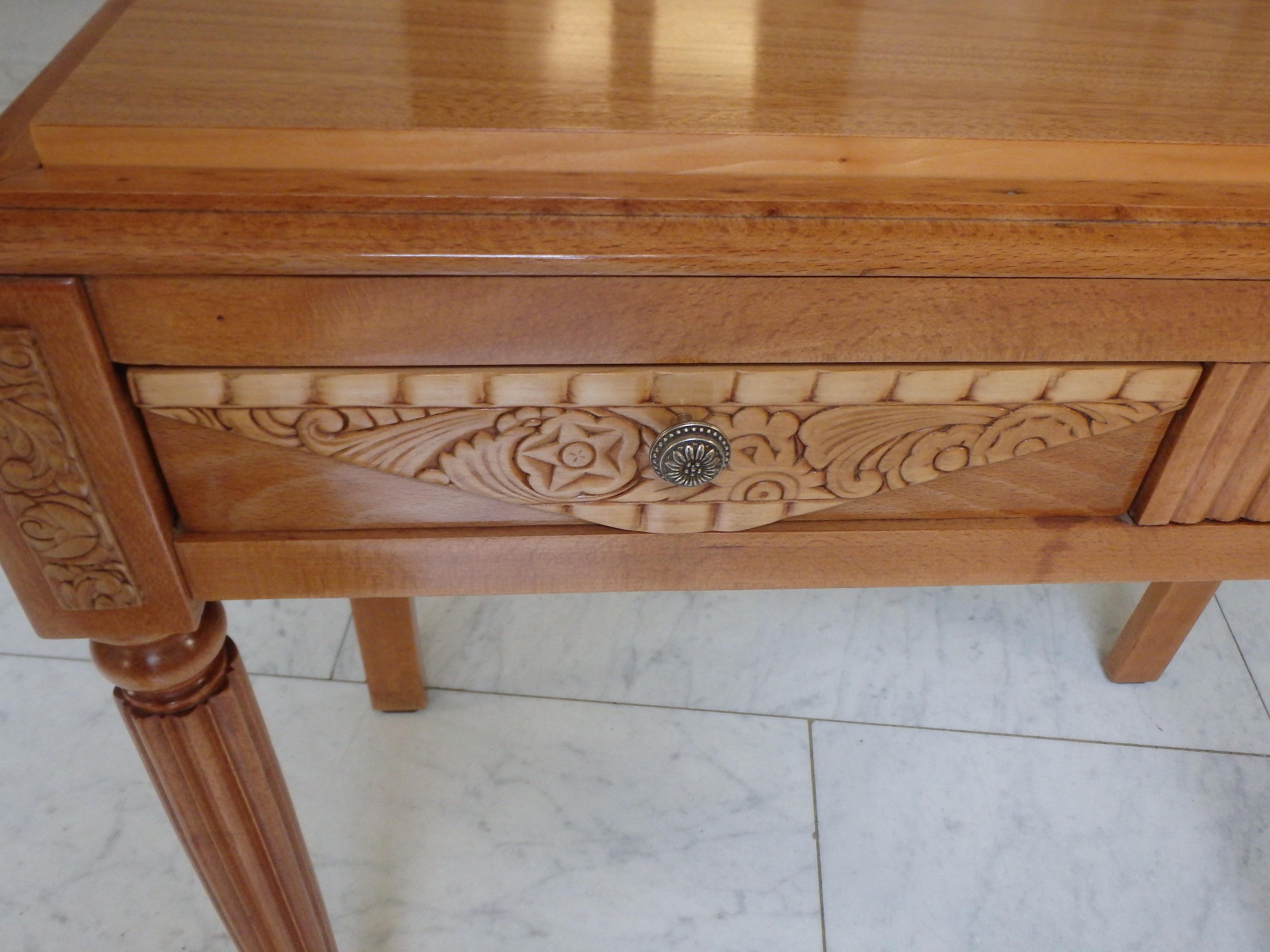 charming 1920thies writing desk or console birch and walnut with carved flowers In Good Condition For Sale In Weiningen, CH