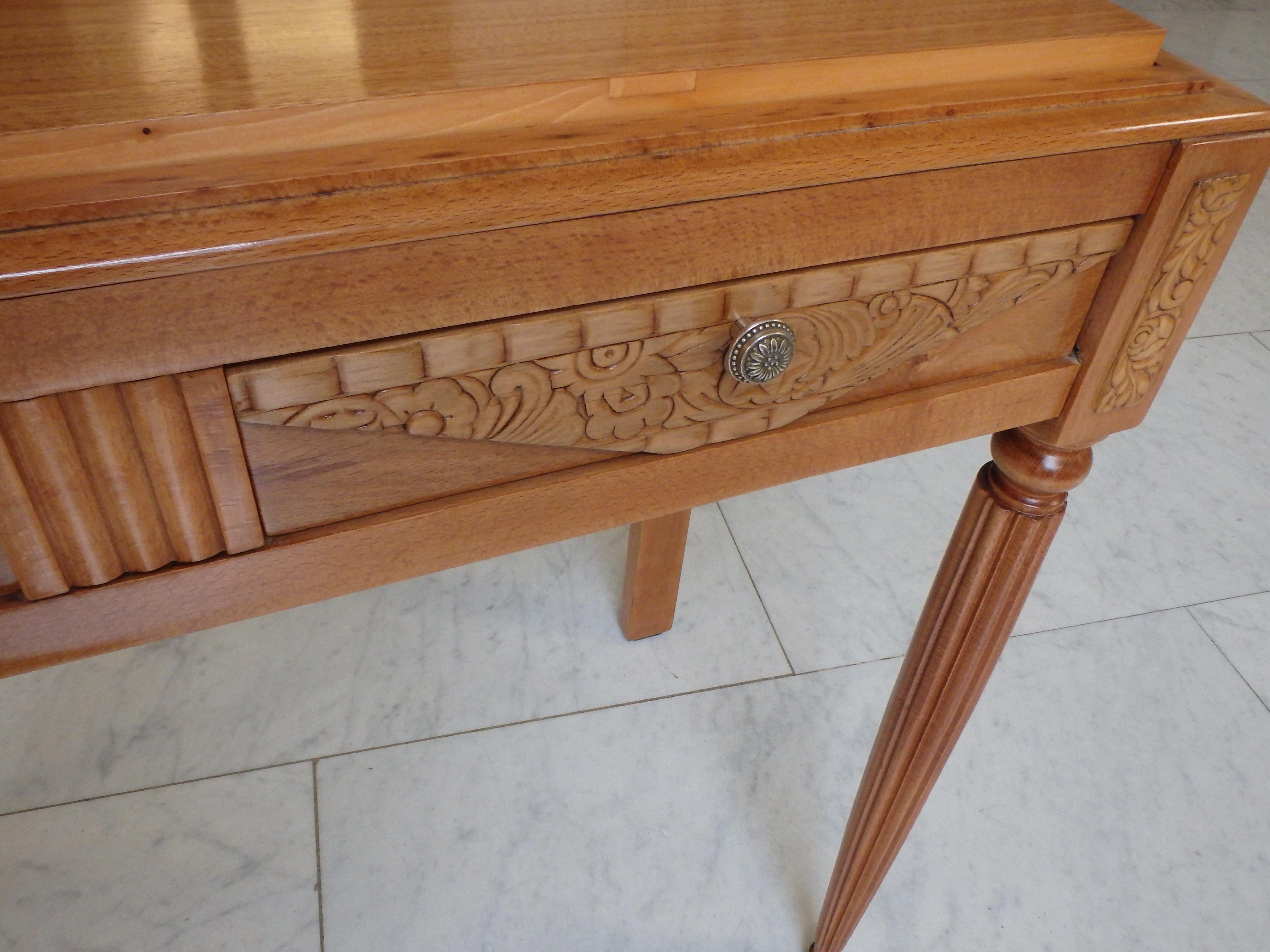 Early 20th Century charming 1920thies writing desk or console birch and walnut with carved flowers For Sale