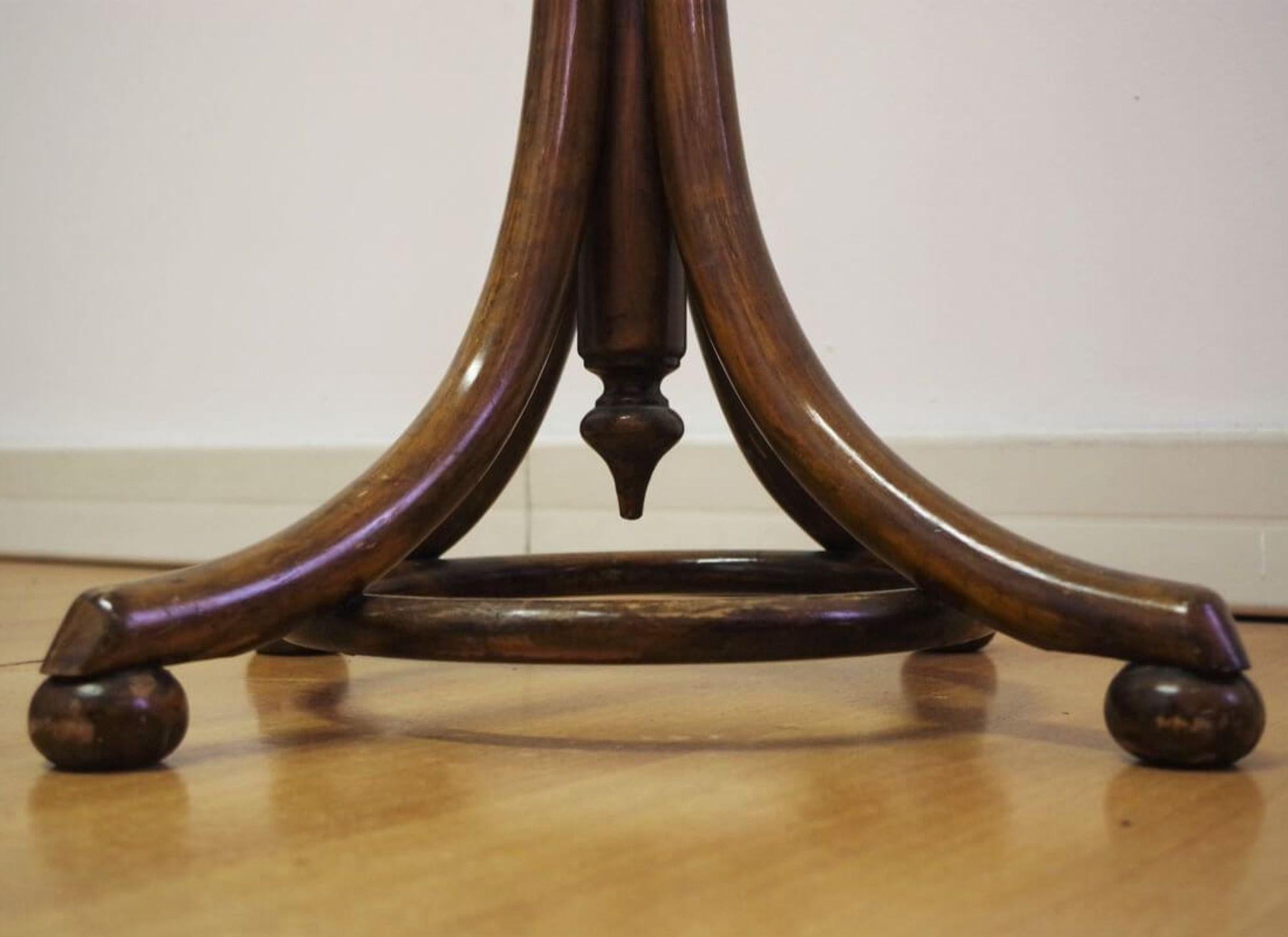 Charming 1940s Bentwood Coat Rack in Thonet Style – Timeless Craftsmanship in vendita 4