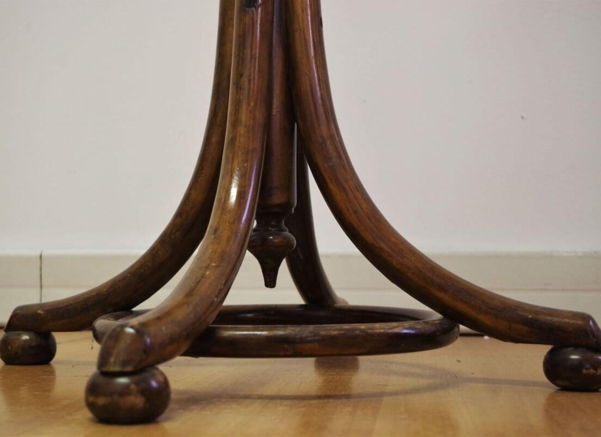 Charming 1940s Bentwood Coat Rack in Thonet Style – Timeless Craftsmanship in vendita 6