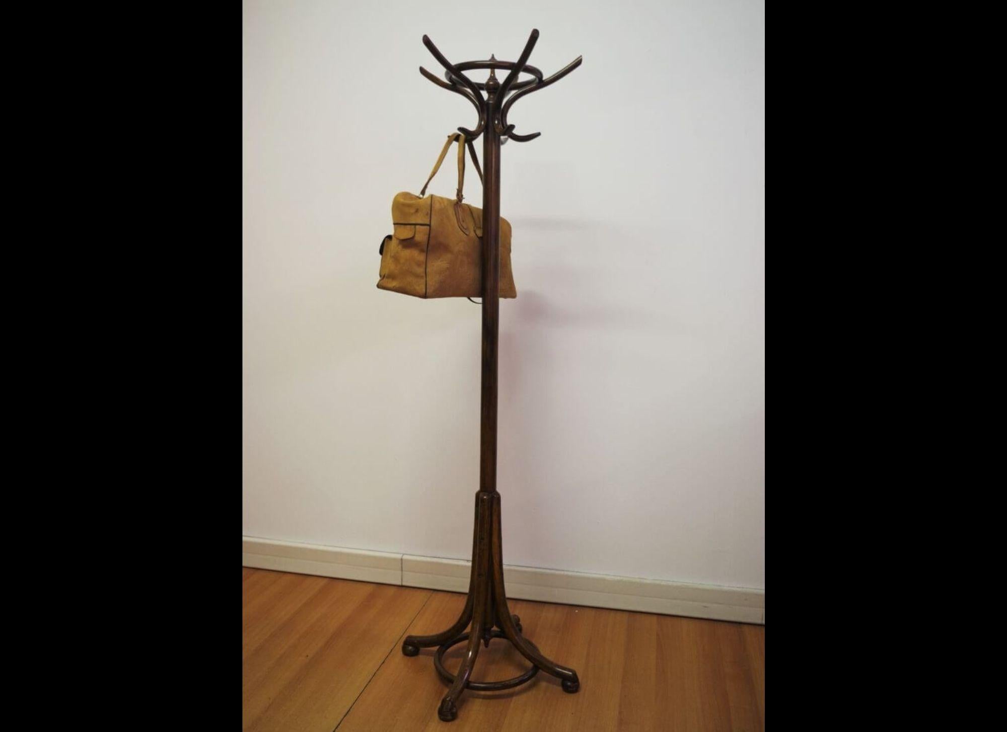 Charming 1940s Bentwood Coat Rack in Thonet Style – Timeless Craftsmanship

Add a touch of classic European design to your home with this 1940s bentwood coat rack, crafted in the iconic Thonet style. Made from high-quality beech wood, this piece