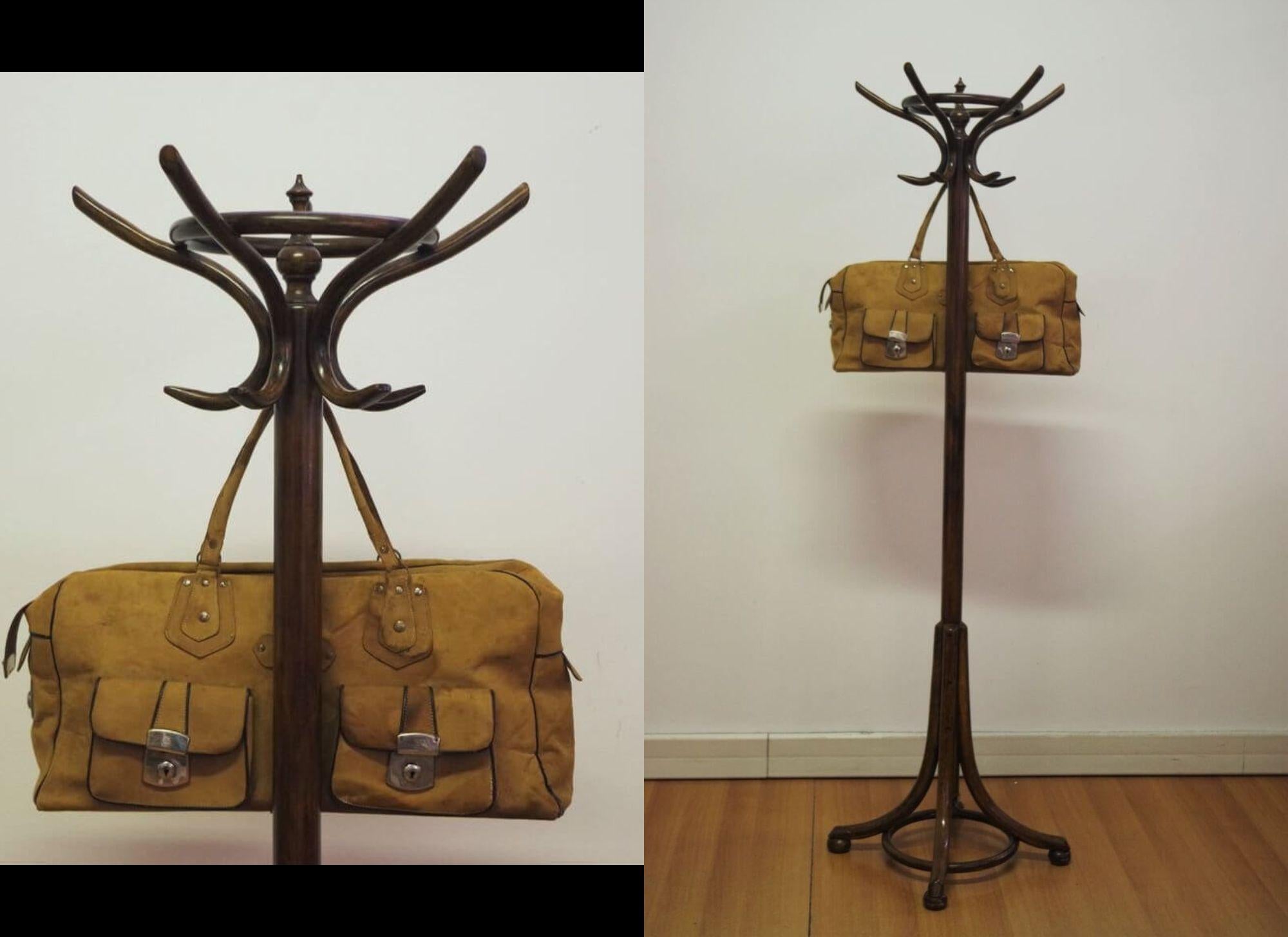 Italian Charming 1940s Bentwood Coat Rack in Thonet Style – Timeless Craftsmanship in vendita