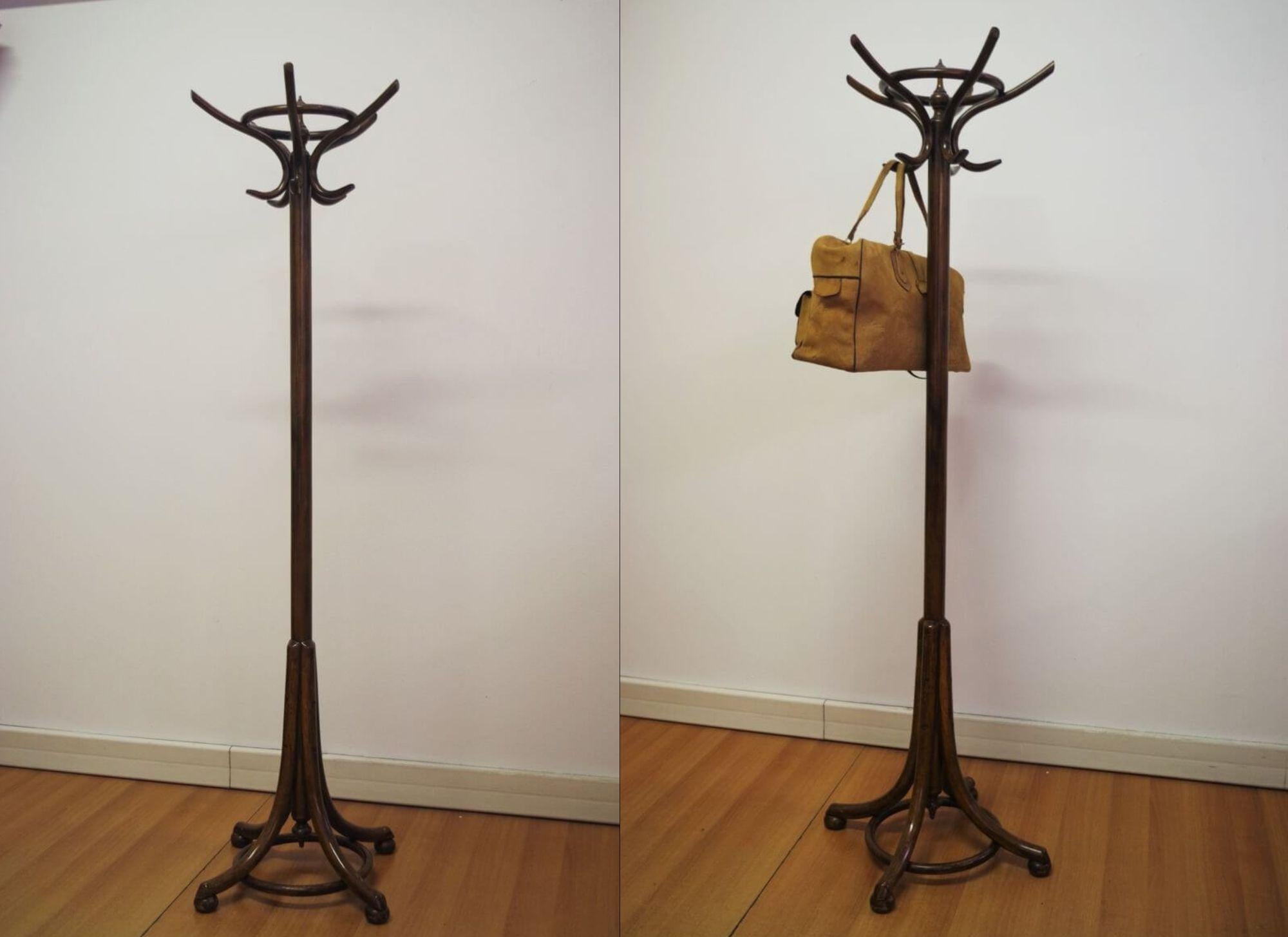 Mid-20th Century Charming 1940s Bentwood Coat Rack in Thonet Style – Timeless Craftsmanship in vendita