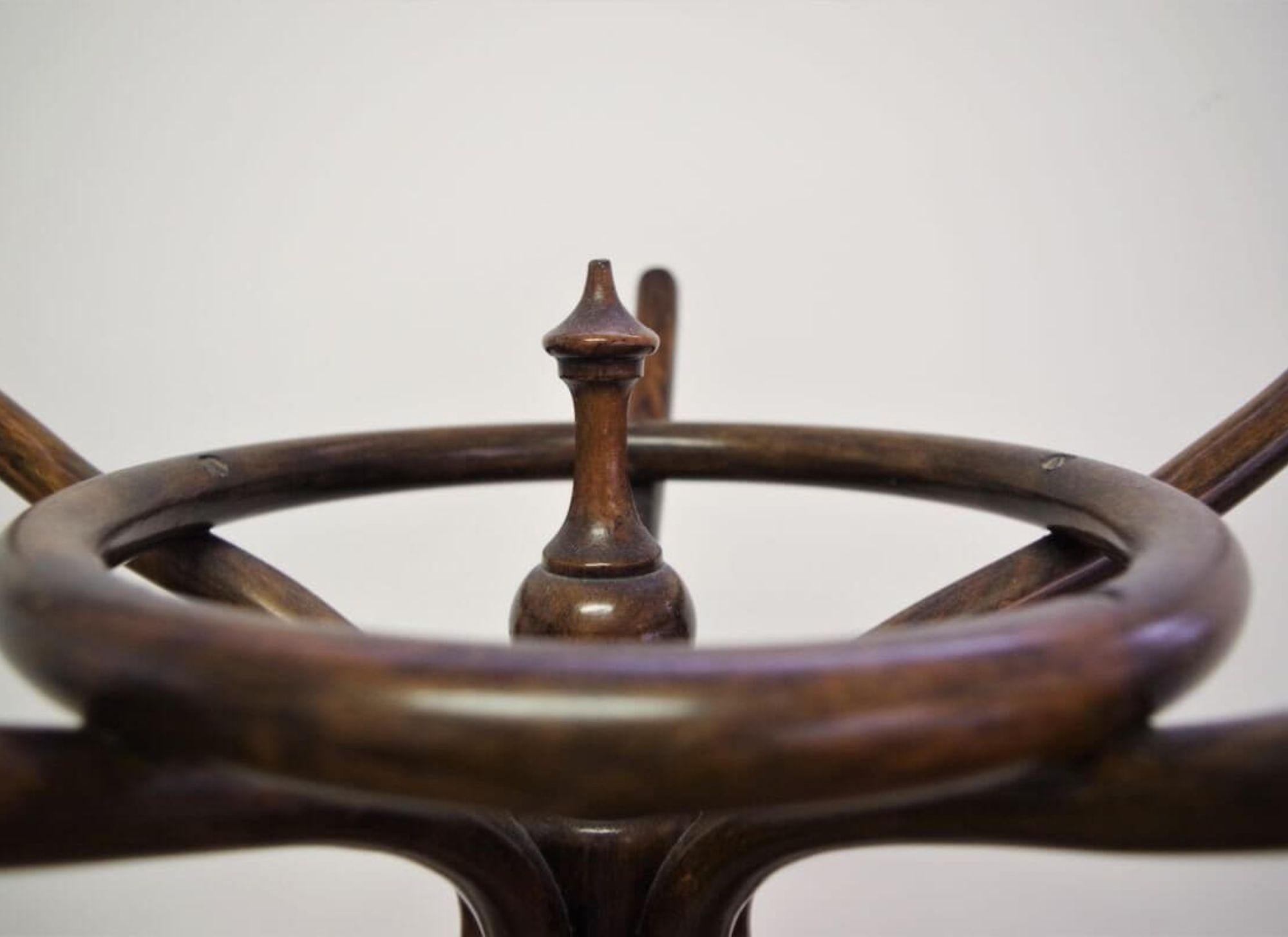 Charming 1940s Bentwood Coat Rack in Thonet Style – Timeless Craftsmanship in vendita 1
