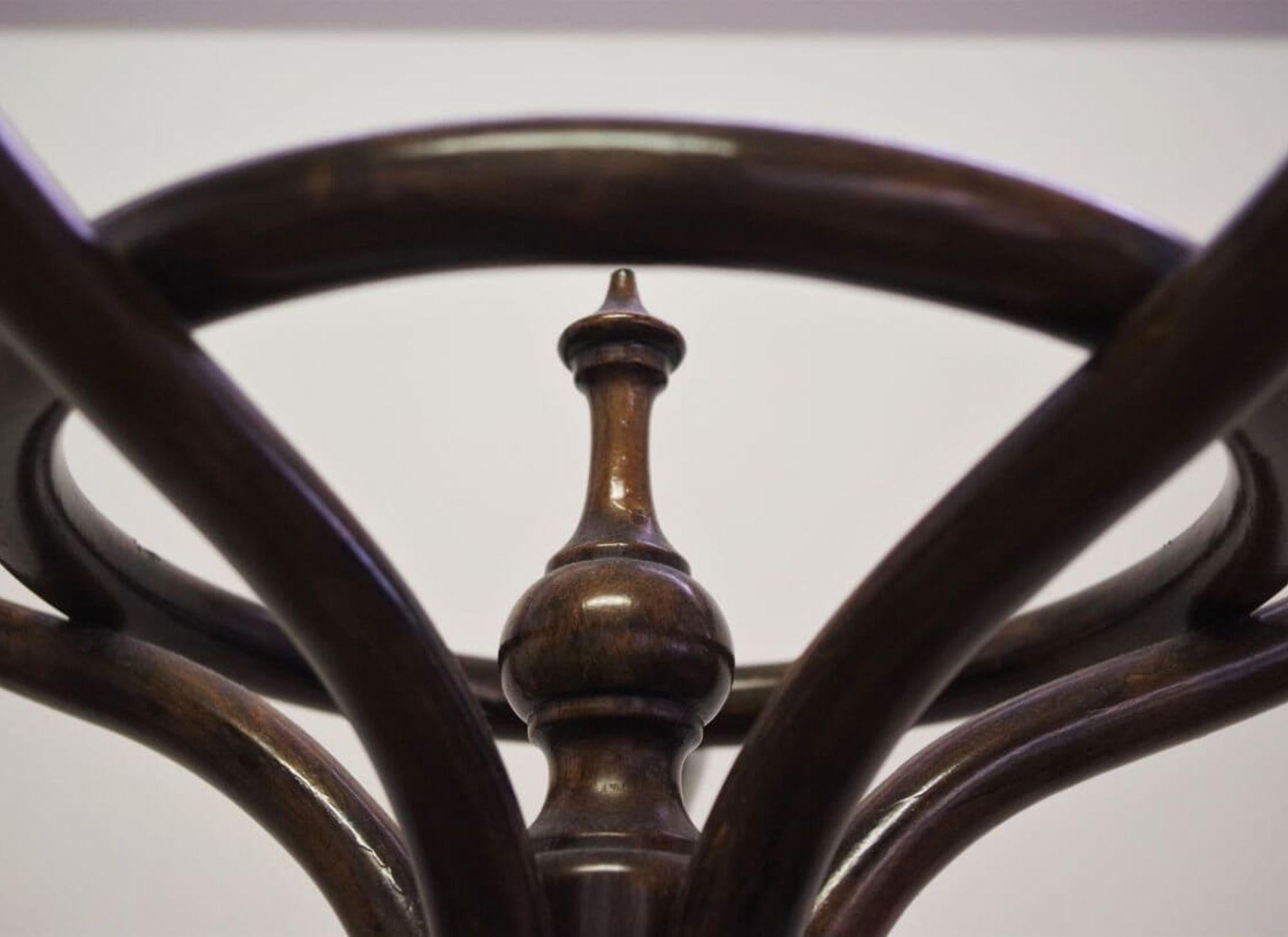 Charming 1940s Bentwood Coat Rack in Thonet Style – Timeless Craftsmanship in vendita 2