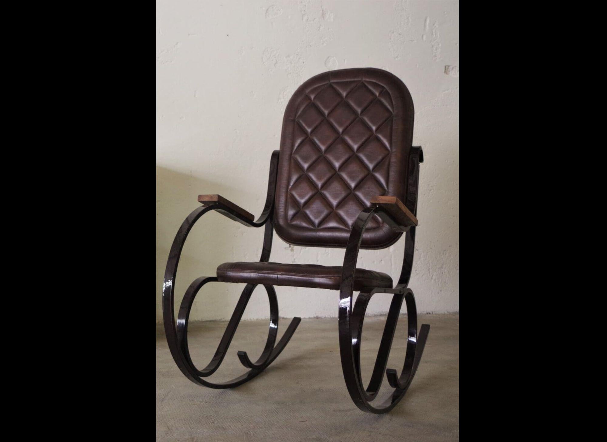 Charming 1950s Iron Rocking Chair – A Mid-Century Modern Marvel

Step back in time with this exquisite 1950s rocking chair, a perfect blend of mid-century modern design and timeless comfort. Crafted with a sturdy lacquered iron frame, this chair