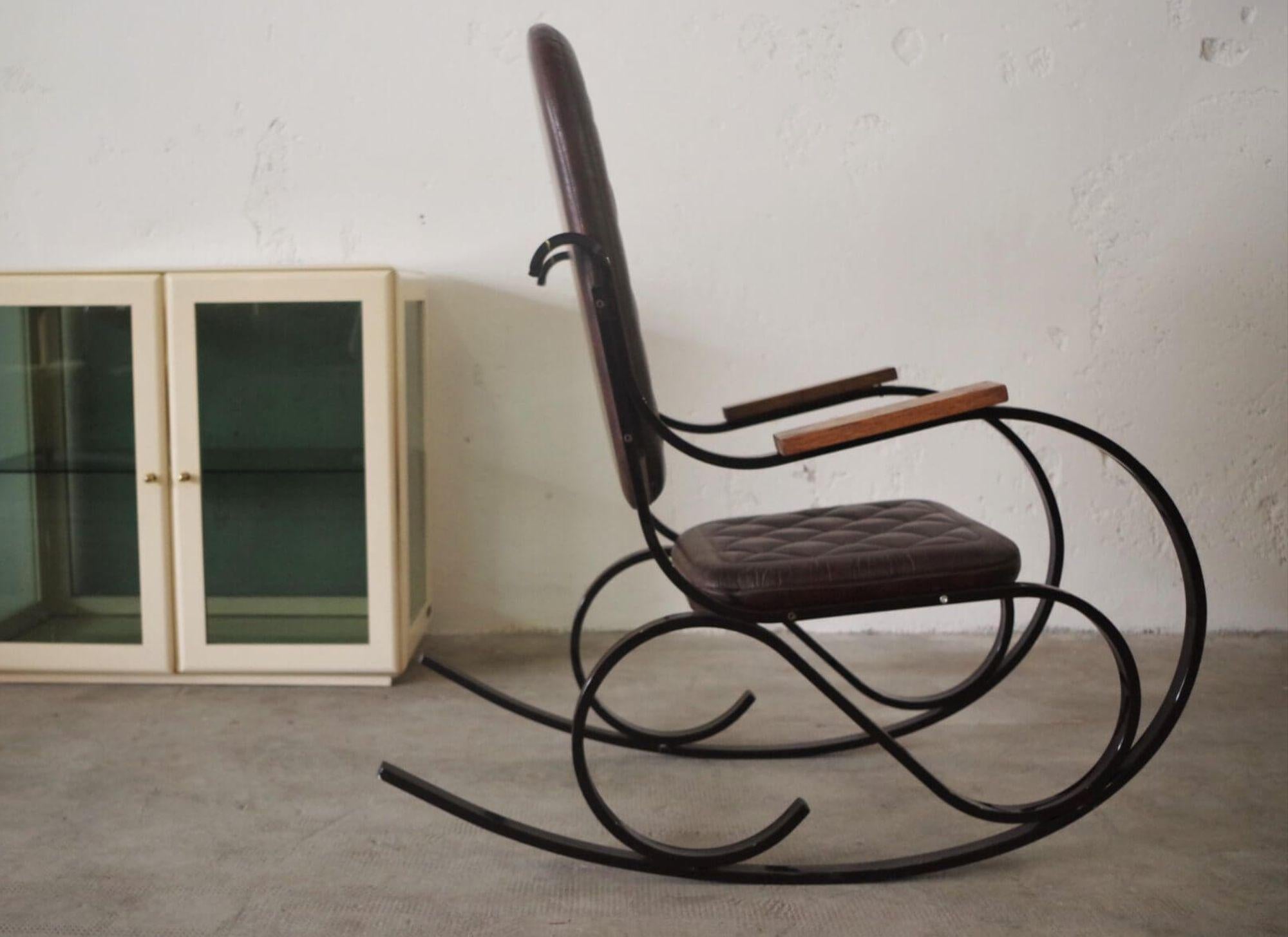 Charming 1950s Iron Rocking Chair – A Mid-Century Modern Marvel In condizioni buone in vendita a Manzano, IT