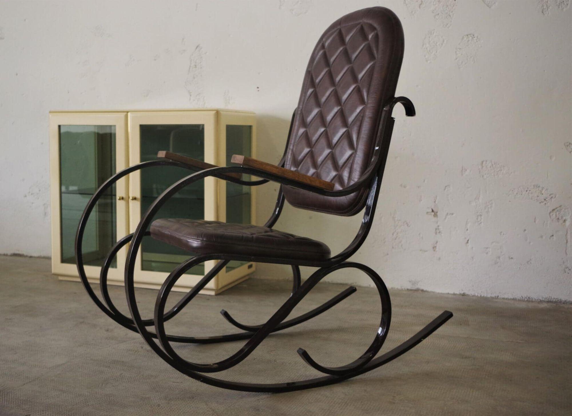 Mid-20th Century Charming 1950s Iron Rocking Chair – A Mid-Century Modern Marvel in vendita
