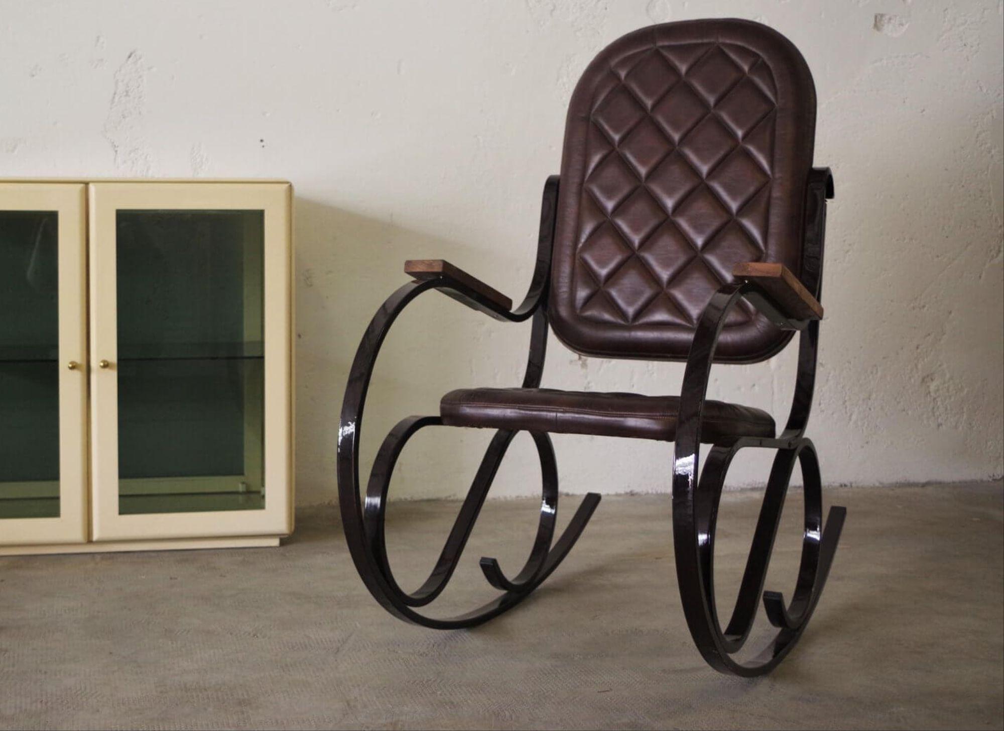 Metallo Charming 1950s Iron Rocking Chair – A Mid-Century Modern Marvel in vendita