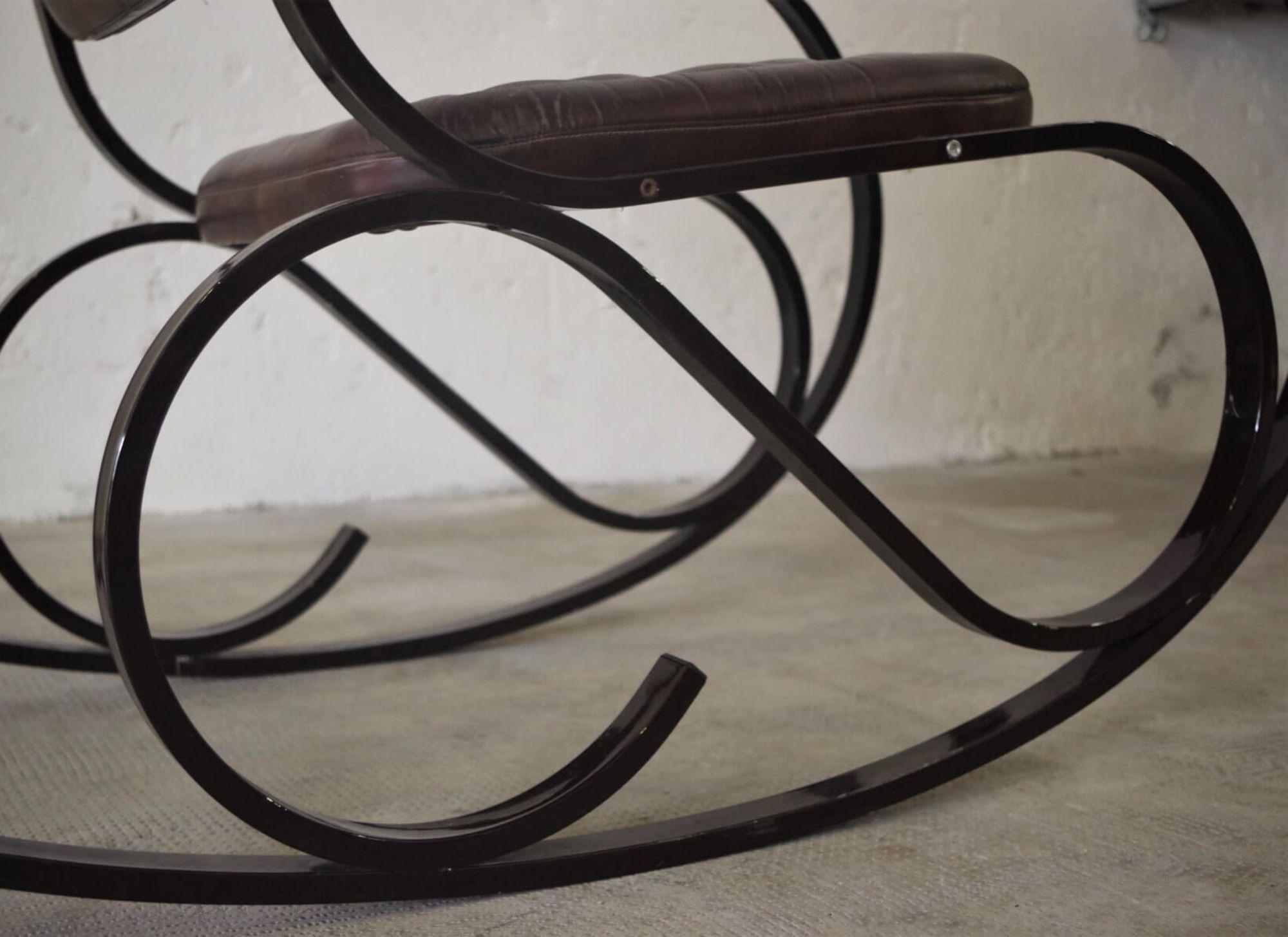Charming 1950s Iron Rocking Chair – A Mid-Century Modern Marvel in vendita 1