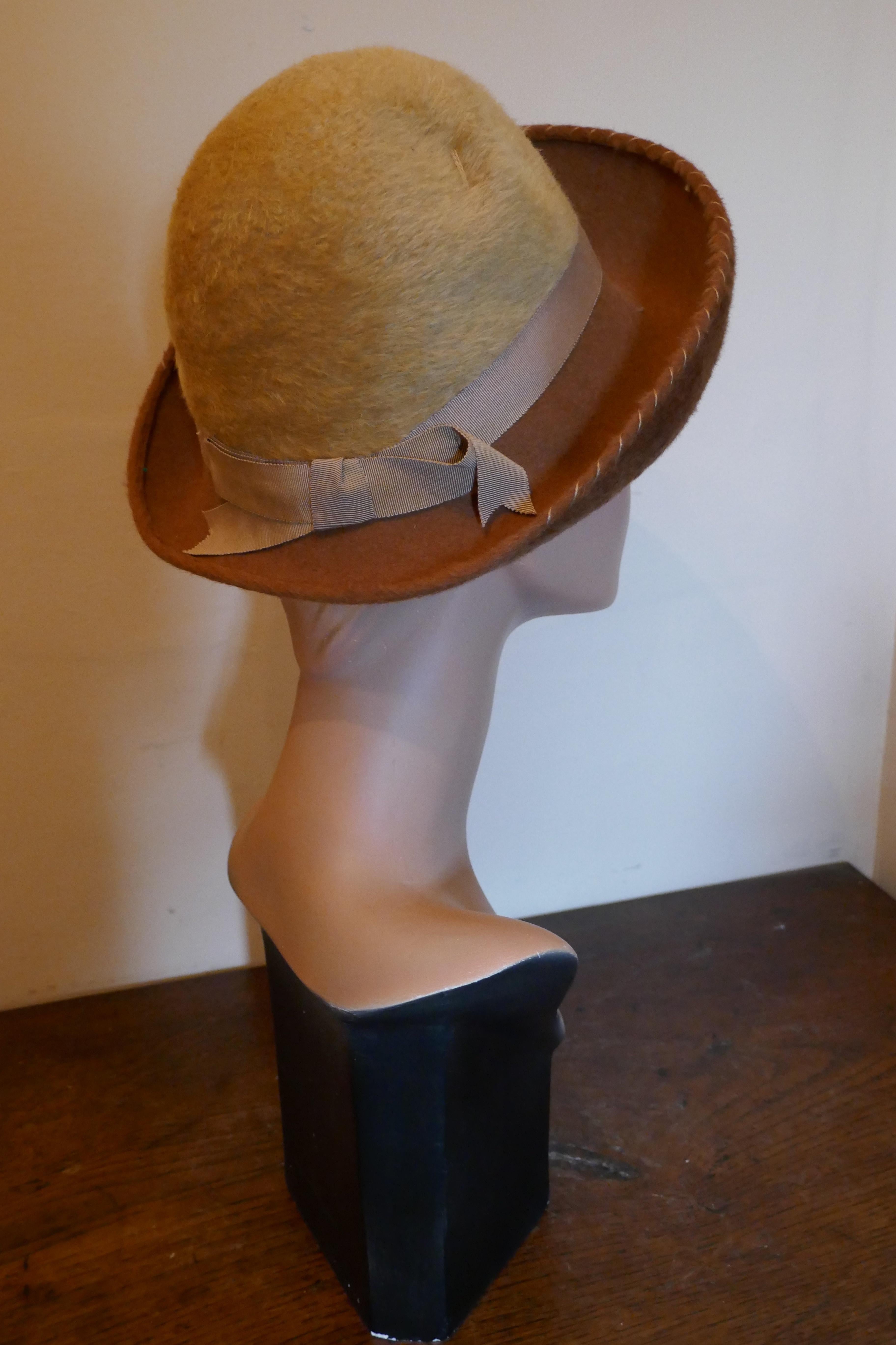 Charming 1960s Vintage 2 Tone Felt Wool Cloche Hat, 


Lovely Condition Bronze and Beige Cloche hat, very good condition 
The interior circumference of the hat is 55cm, bow at the back


DH52