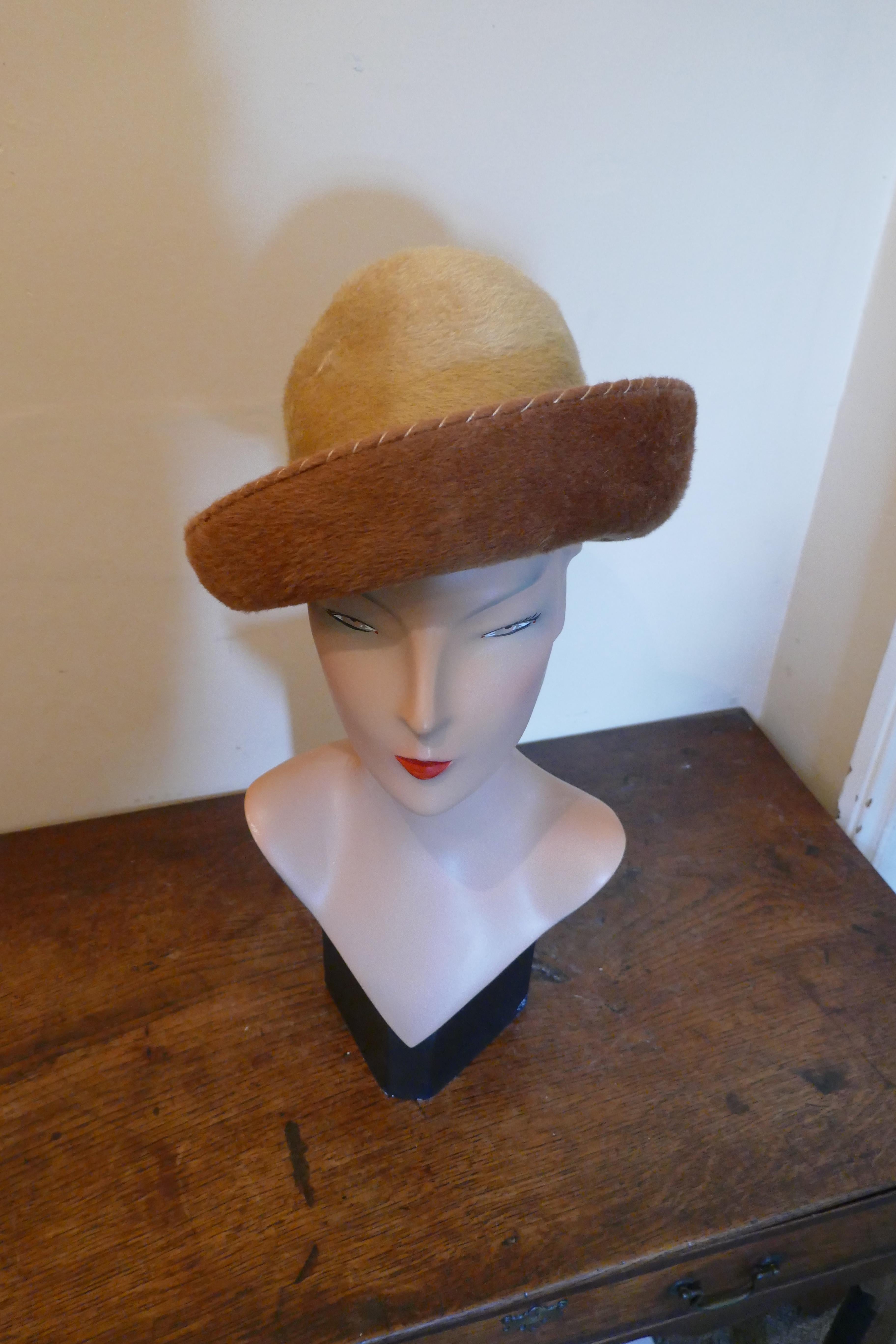 Charming 1960s Vintage 2 Tone Felt Wool Cloche Hat,   In Good Condition In Chillerton, Isle of Wight