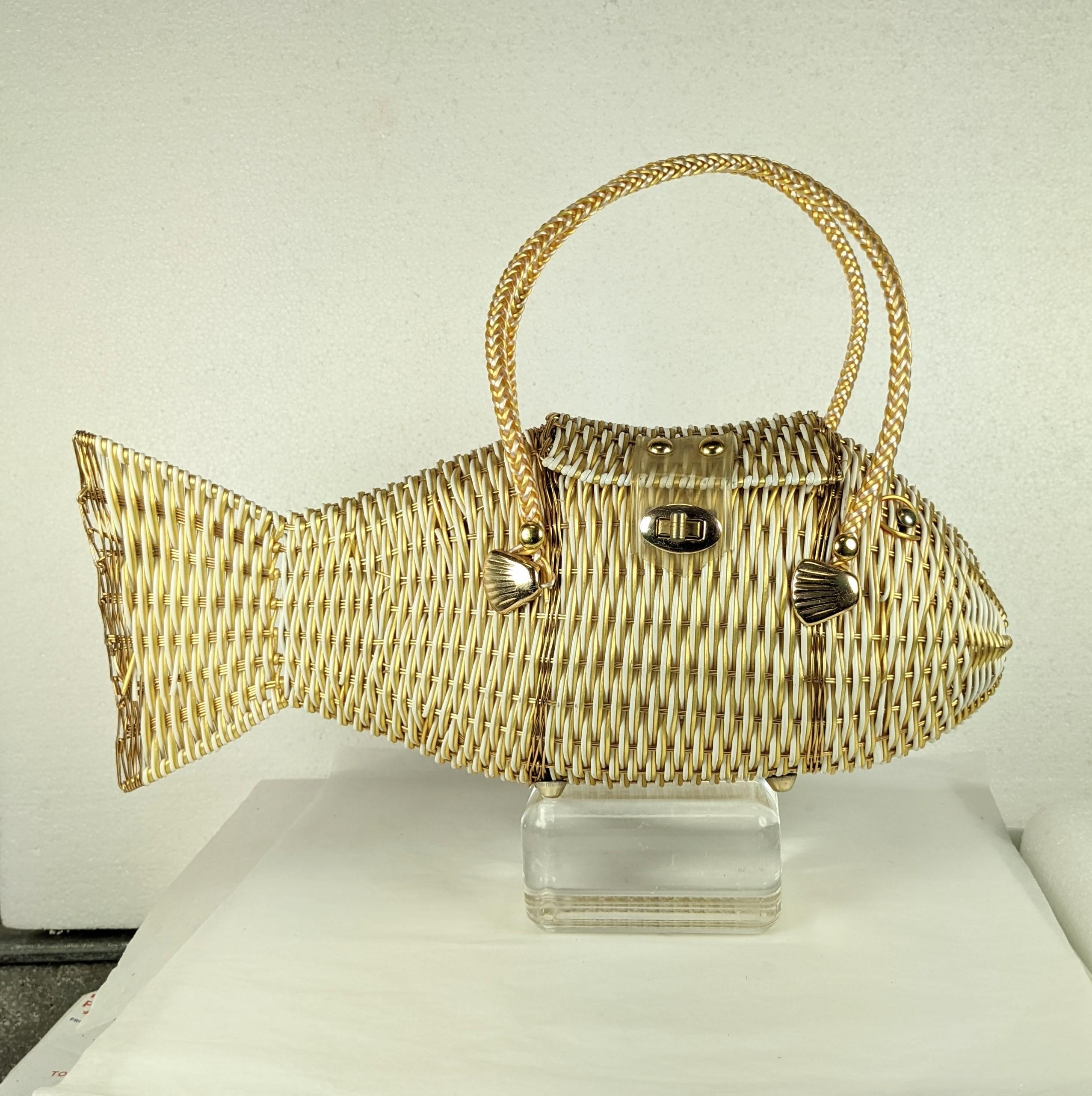 Charmante gewebte Fischtasche aus den 1960er Jahren, handgefertigt in Hongkong aus weißem und goldfarbenem Nylonfaden. Klappenverschluss mit Drehverschluss. Wirklich cool mit Baumwoll-Musselin-Futter und vergoldeten Flossen für Details. Perfekte