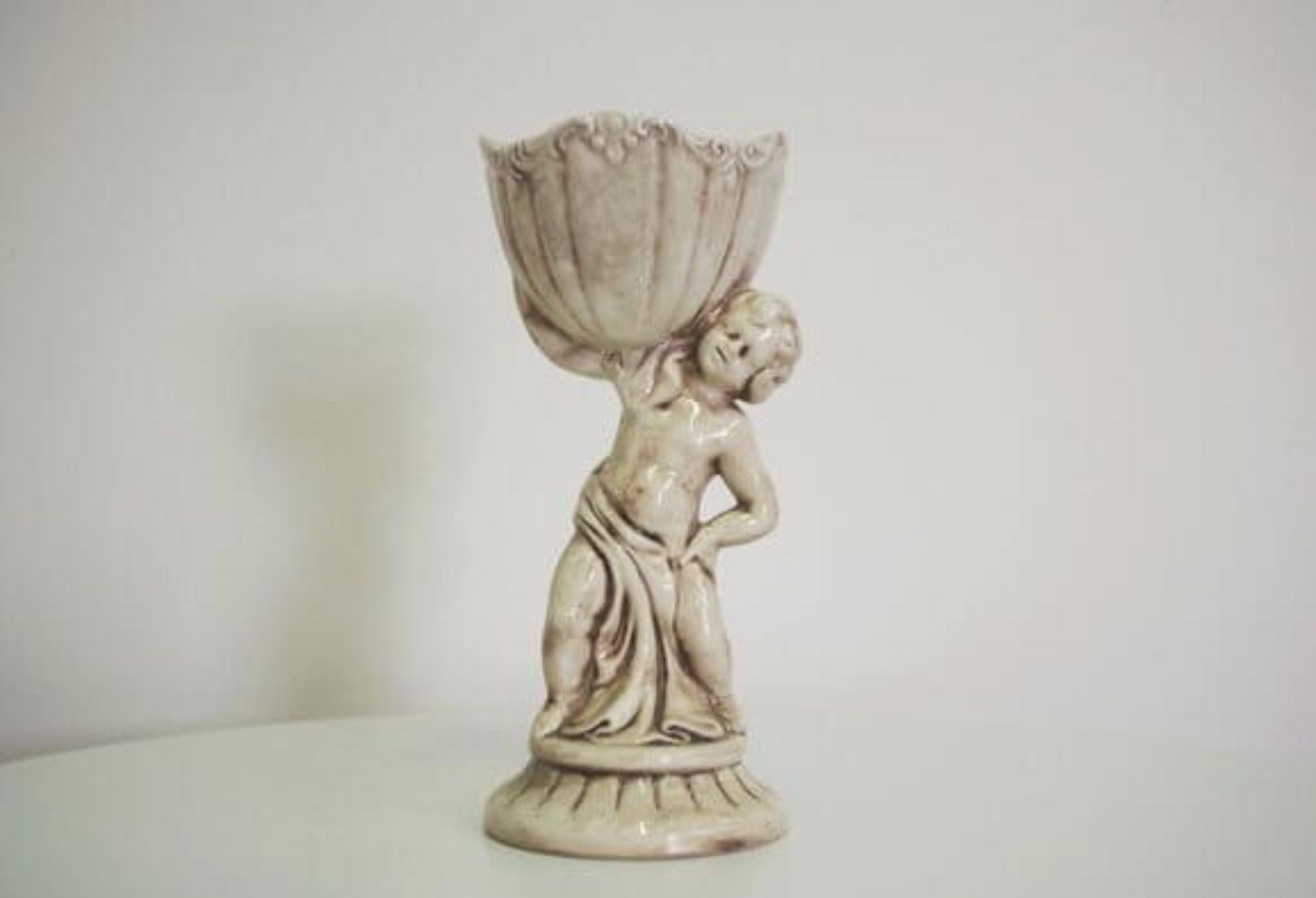 Charmante figurine de chérubin de Capodimonte des années 1970 - Art artisanal en céramique

Rehaussez votre collection avec cette ravissante figurine de chérubin, fabriquée en Italie dans les années 1970 par les célèbres artisans céramistes de