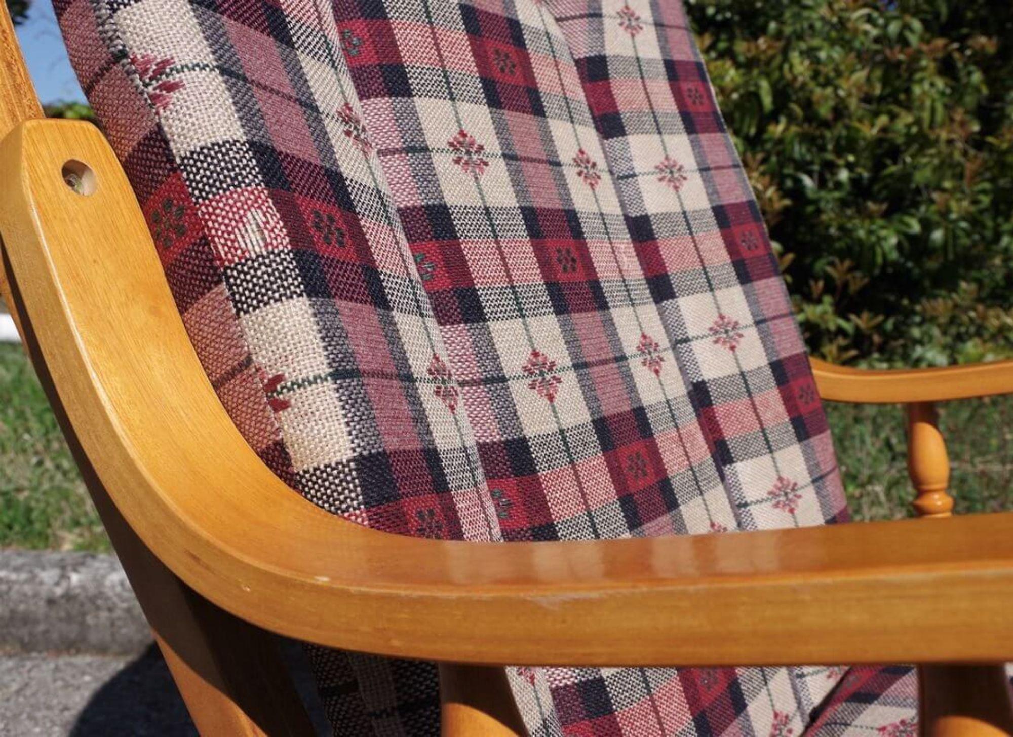 Charmante chaise à bascule en pin des années 1970 - Une touche rustique de design du milieu du siècle dernier en vente 6