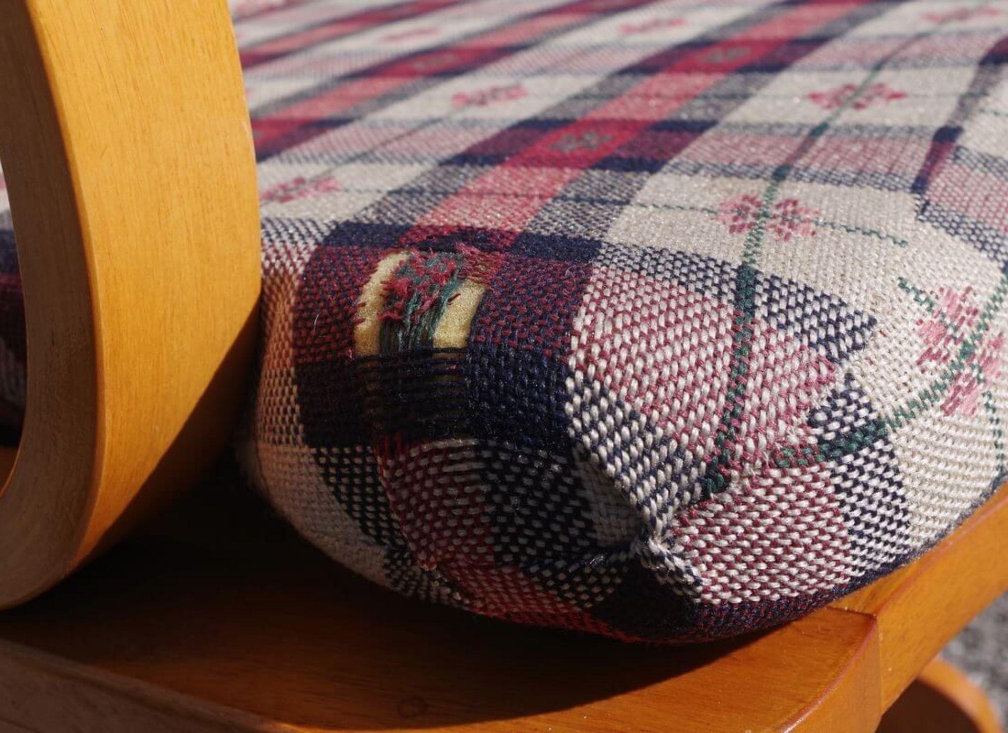 Charmante chaise à bascule en pin des années 1970 - Une touche rustique de design du milieu du siècle dernier en vente 9