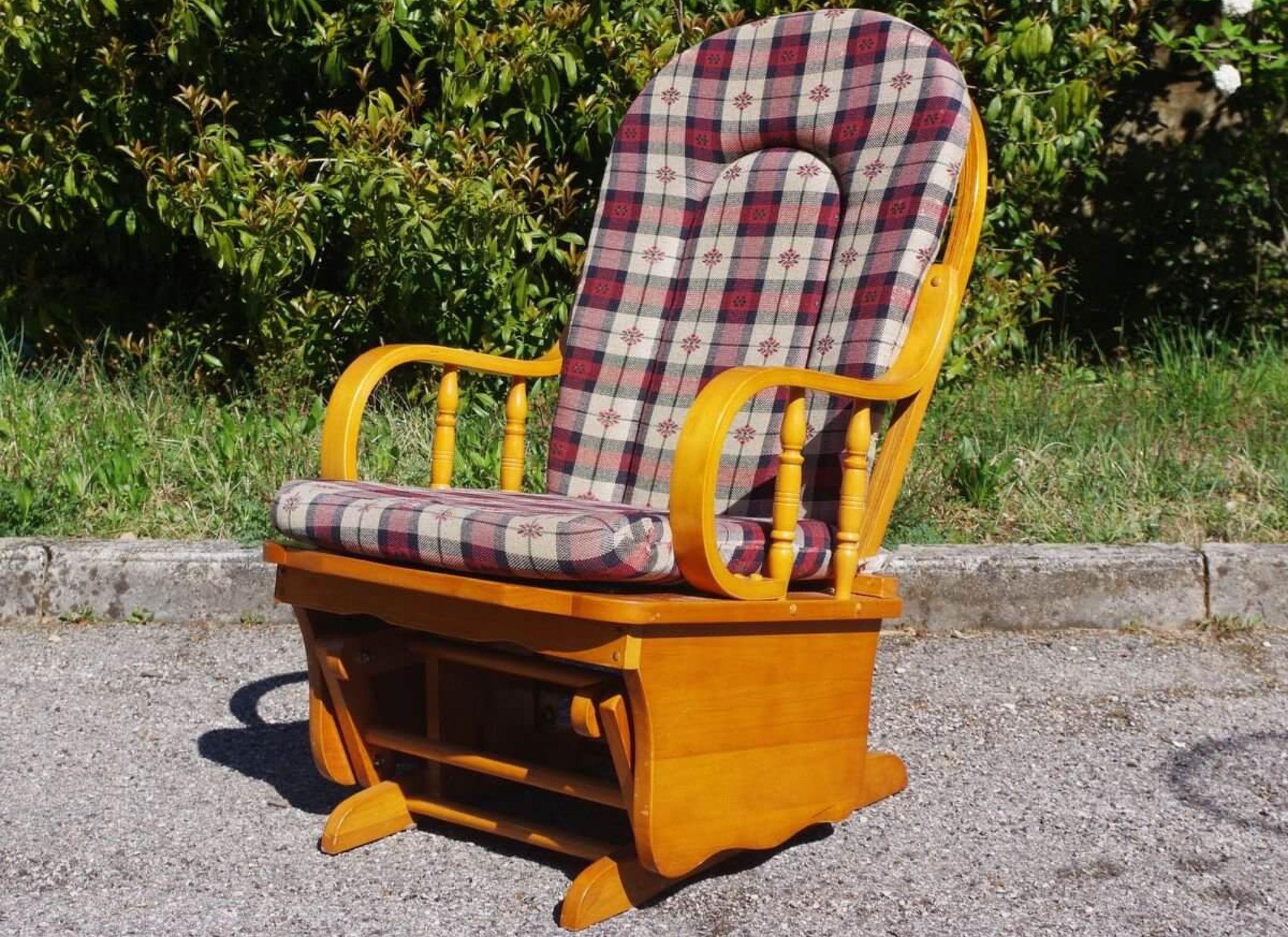 Charmante chaise à bascule en pin des années 1970 - Une touche rustique de design du milieu du siècle dernier

Apportez une touche de charme rustique à votre maison avec cette charmante chaise à bascule en pin des années 1970. Fabriquée en pin