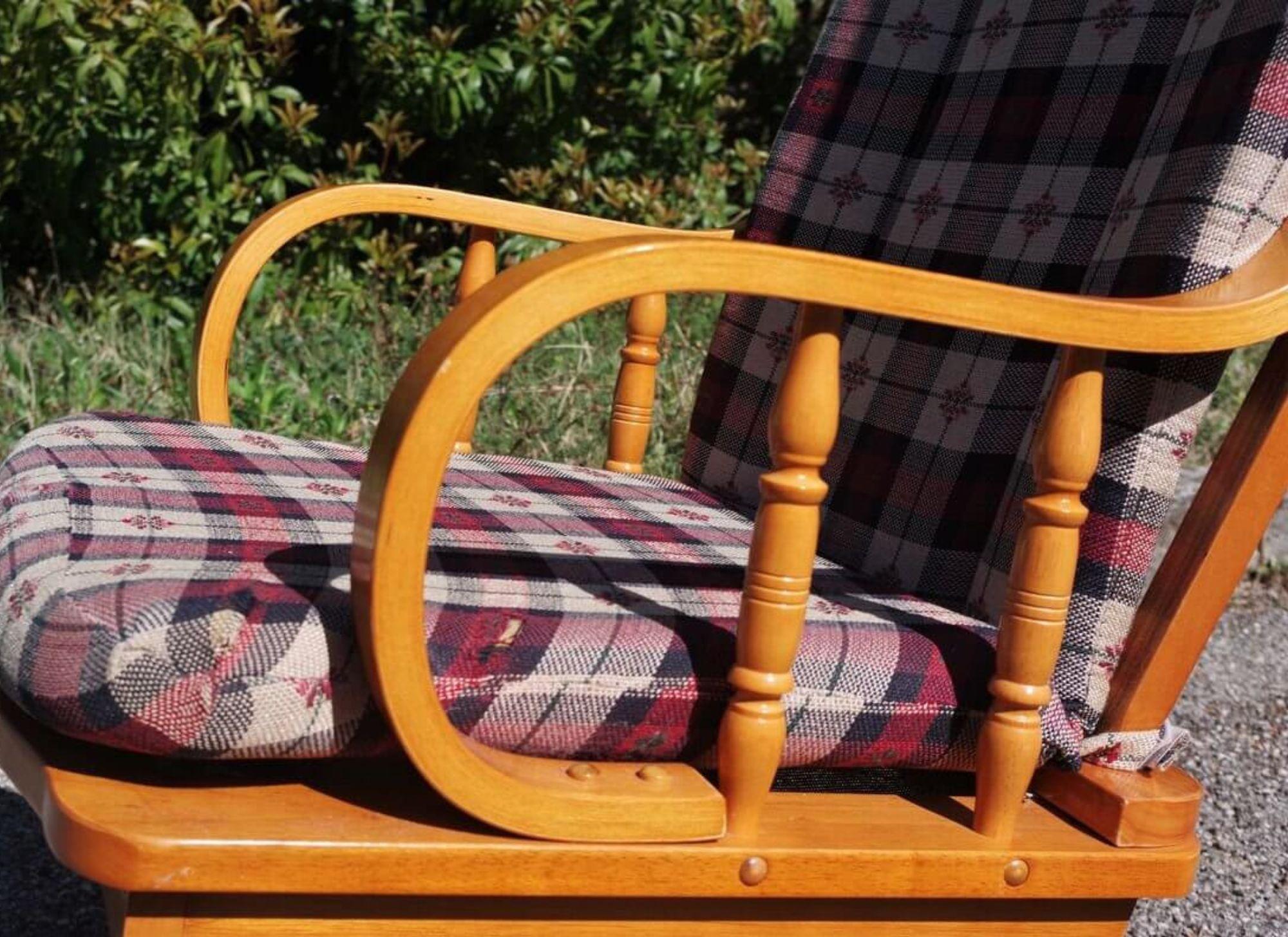 Charmante chaise à bascule en pin des années 1970 - Une touche rustique de design du milieu du siècle dernier Bon état - En vente à Manzano, IT