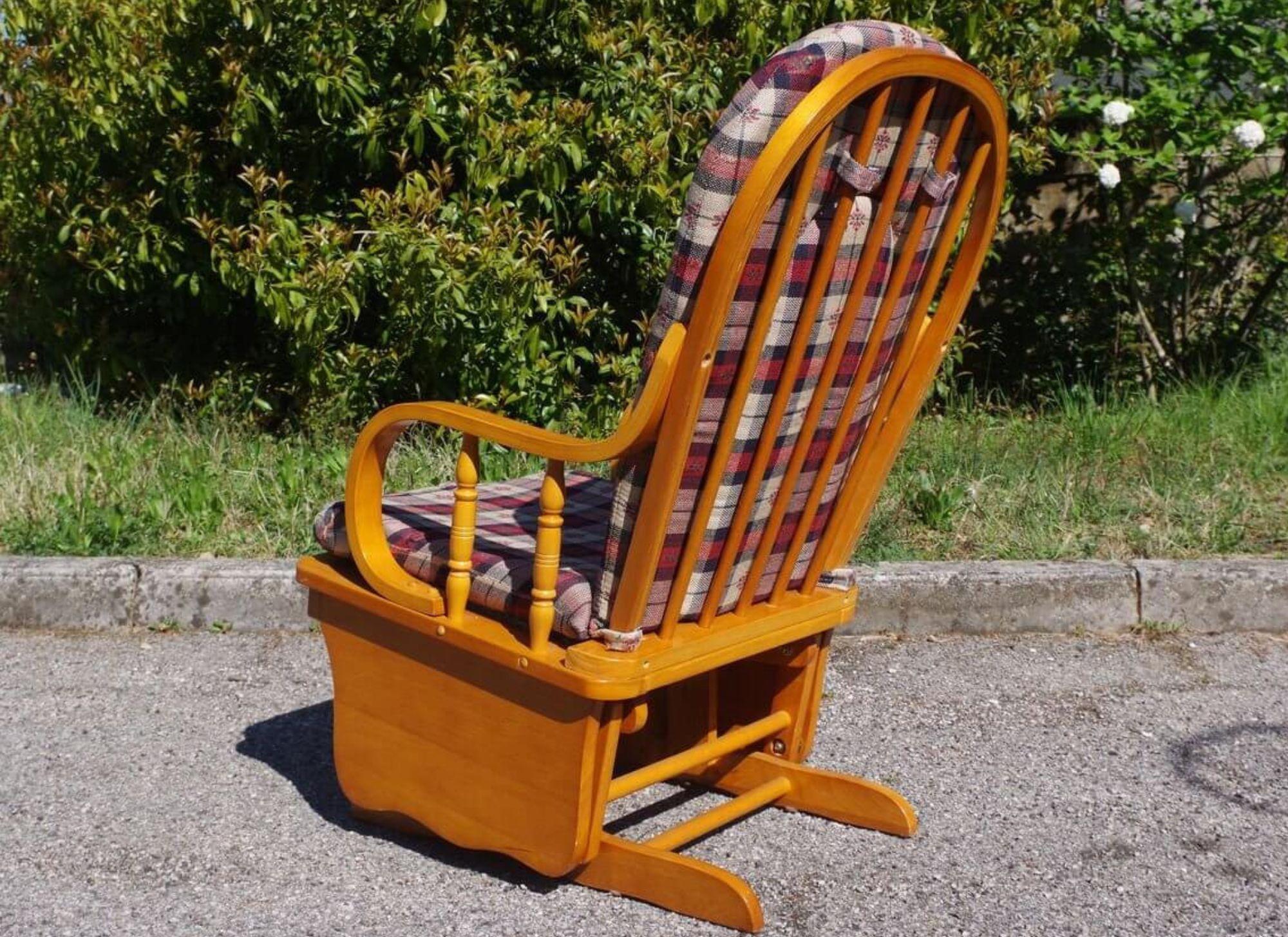 Late 20th Century Charmante chaise à bascule en pin des années 1970 - Une touche rustique de design du milieu du siècle dernier en vente