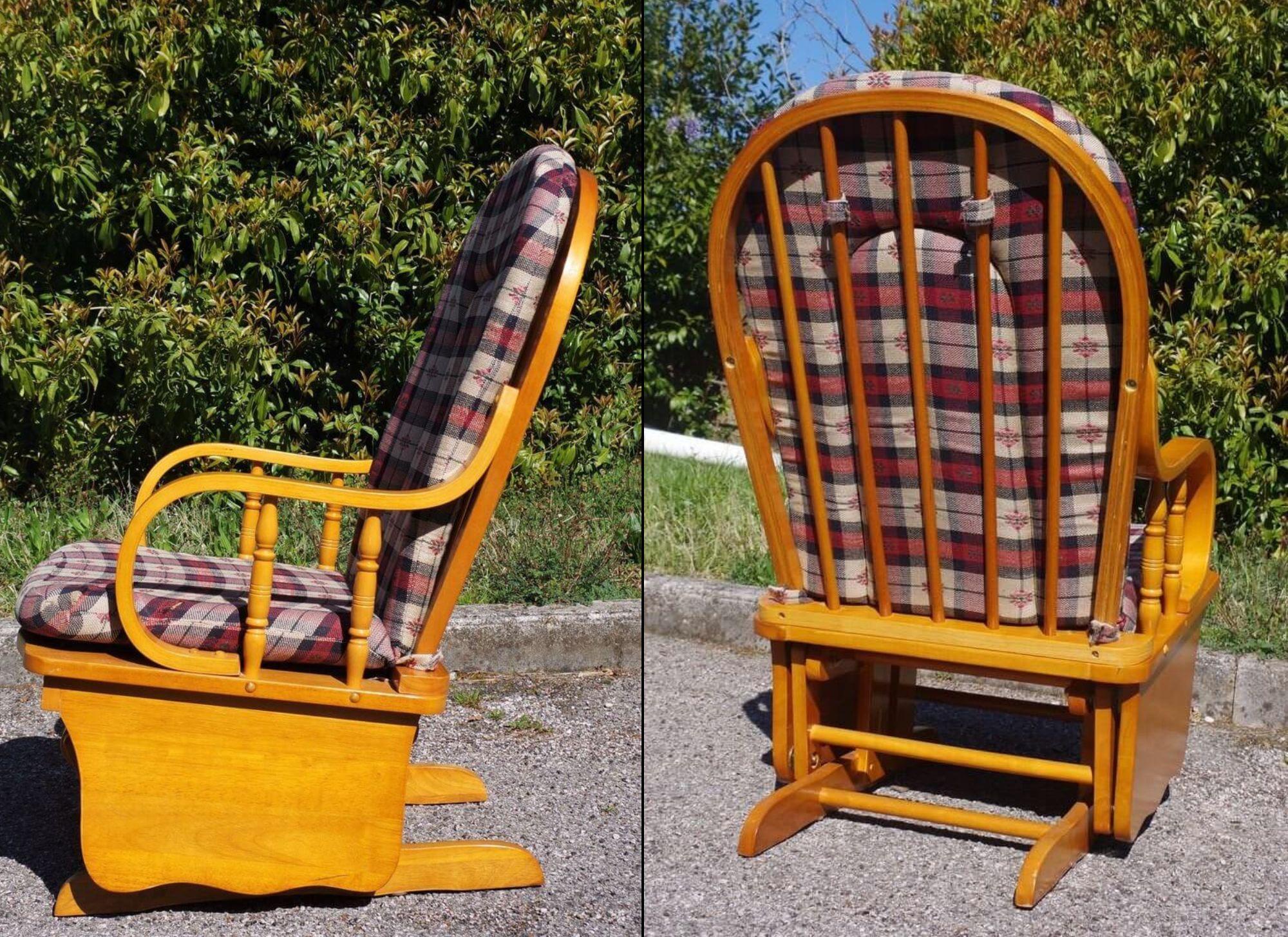 Tissu Charmante chaise à bascule en pin des années 1970 - Une touche rustique de design du milieu du siècle dernier en vente