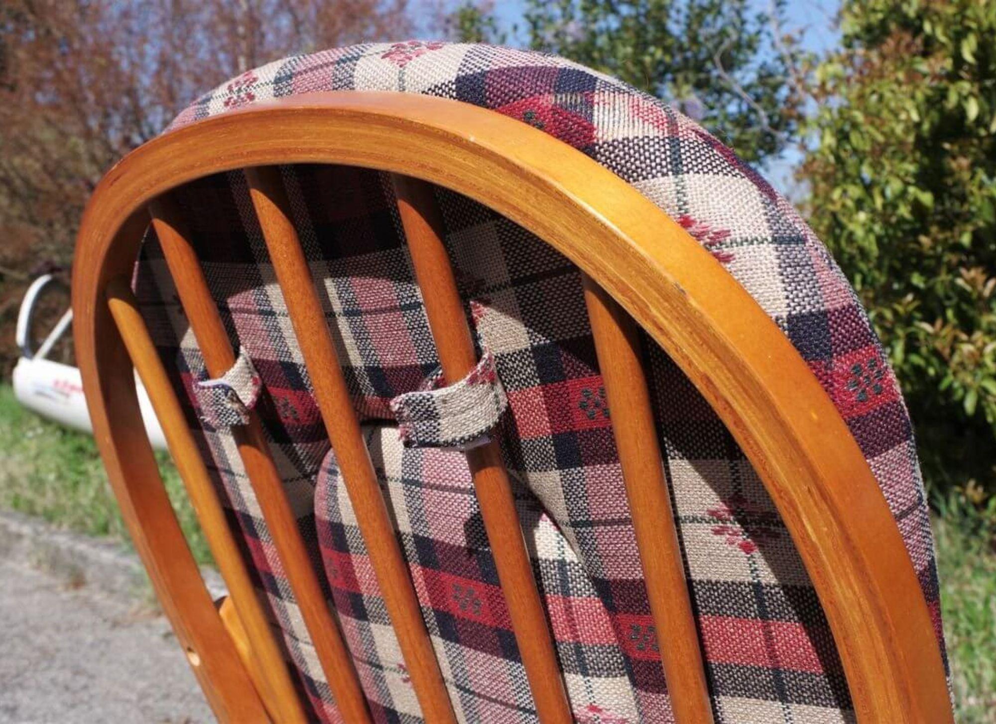 Charmante chaise à bascule en pin des années 1970 - Une touche rustique de design du milieu du siècle dernier en vente 1