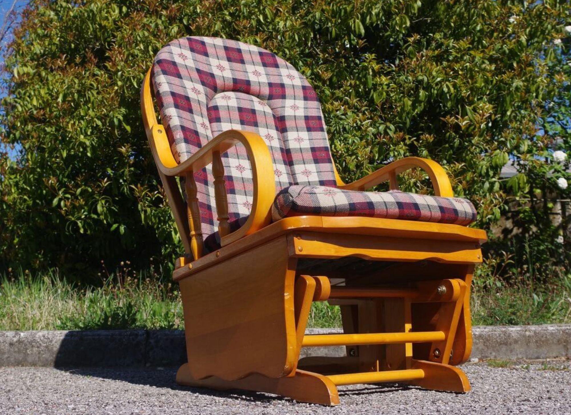Charmante chaise à bascule en pin des années 1970 - Une touche rustique de design du milieu du siècle dernier en vente 2