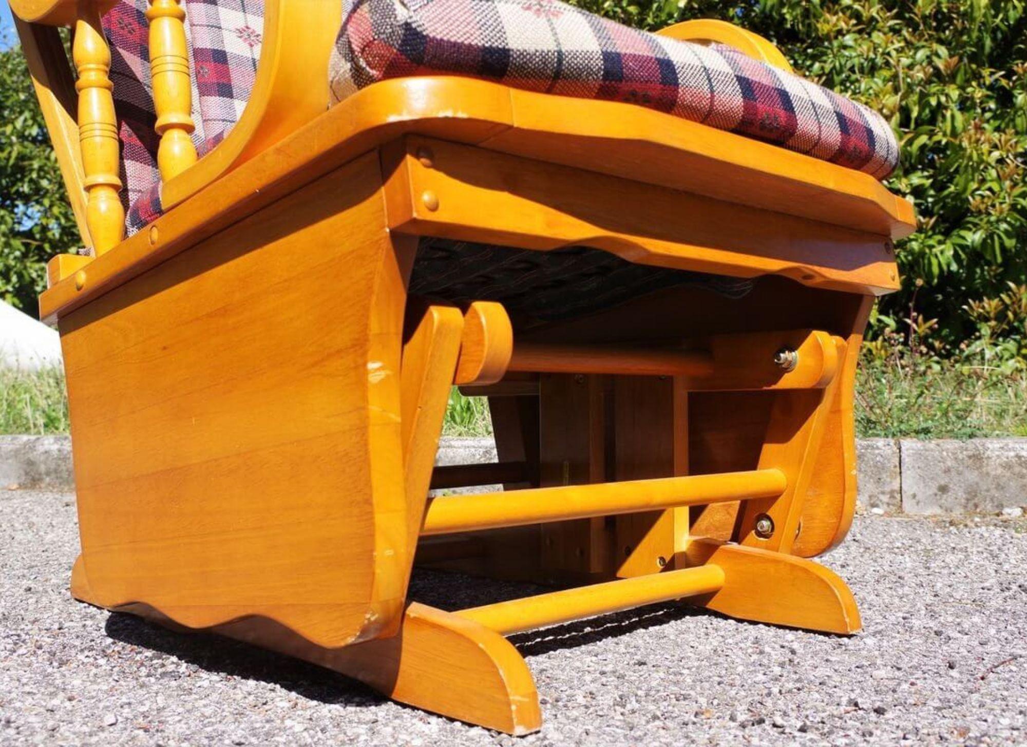 Charmante chaise à bascule en pin des années 1970 - Une touche rustique de design du milieu du siècle dernier en vente 4