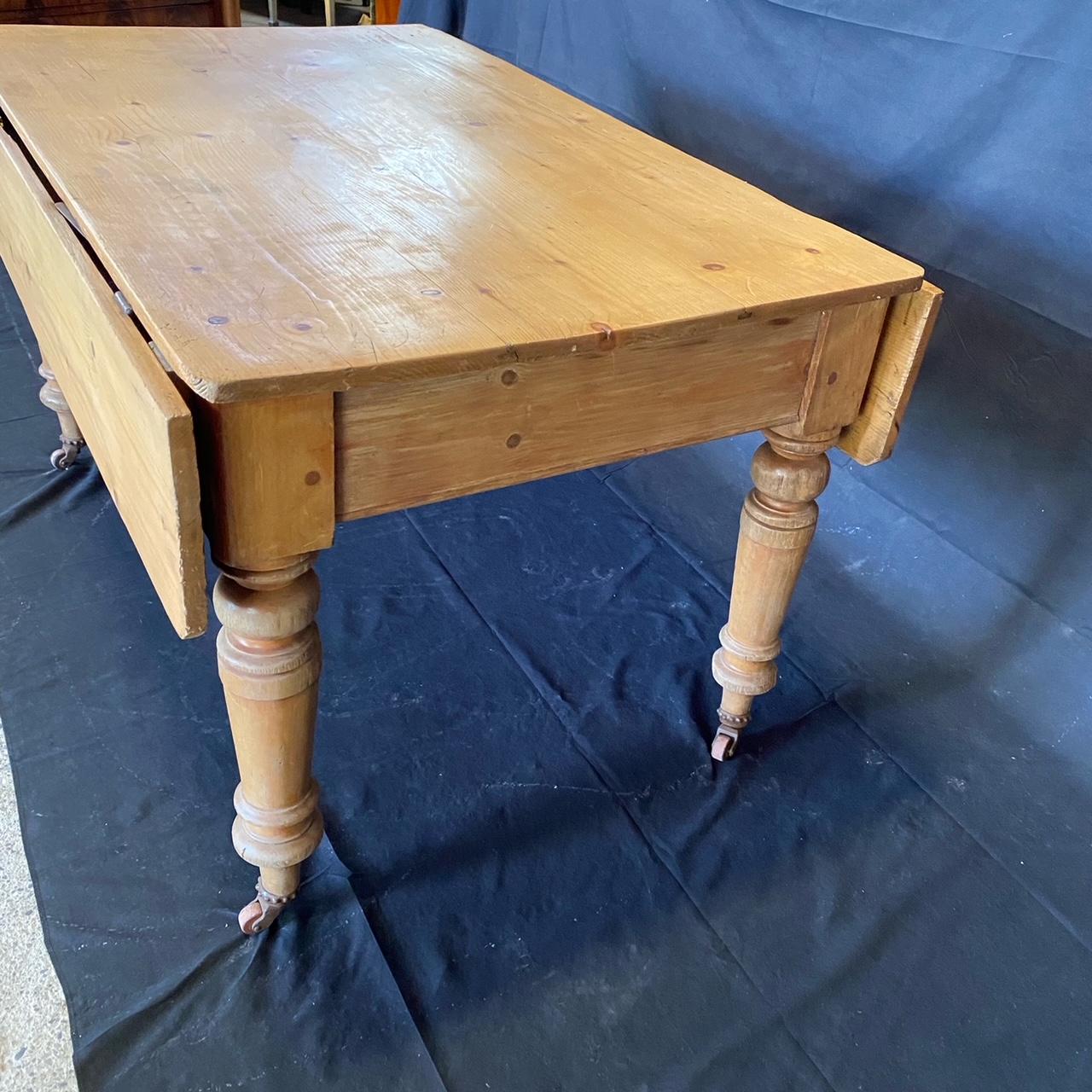 Charming 19th Century Country English Drop Leaf Pine Farmhouse Dining Table In Good Condition In Hopewell, NJ