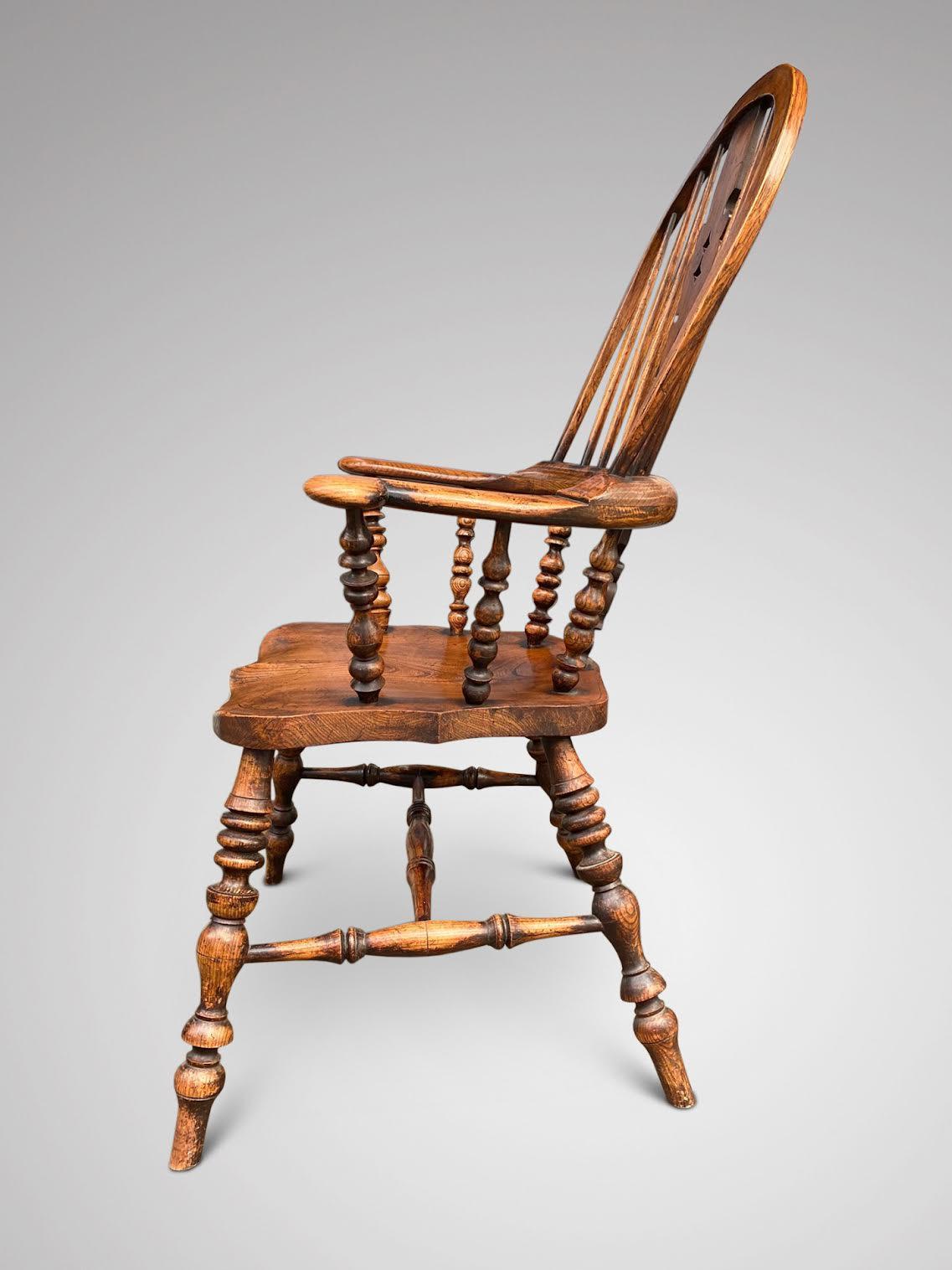 Charmanter Ulmen-Windsor-Stuhl aus dem 19. (Viktorianisch) im Angebot