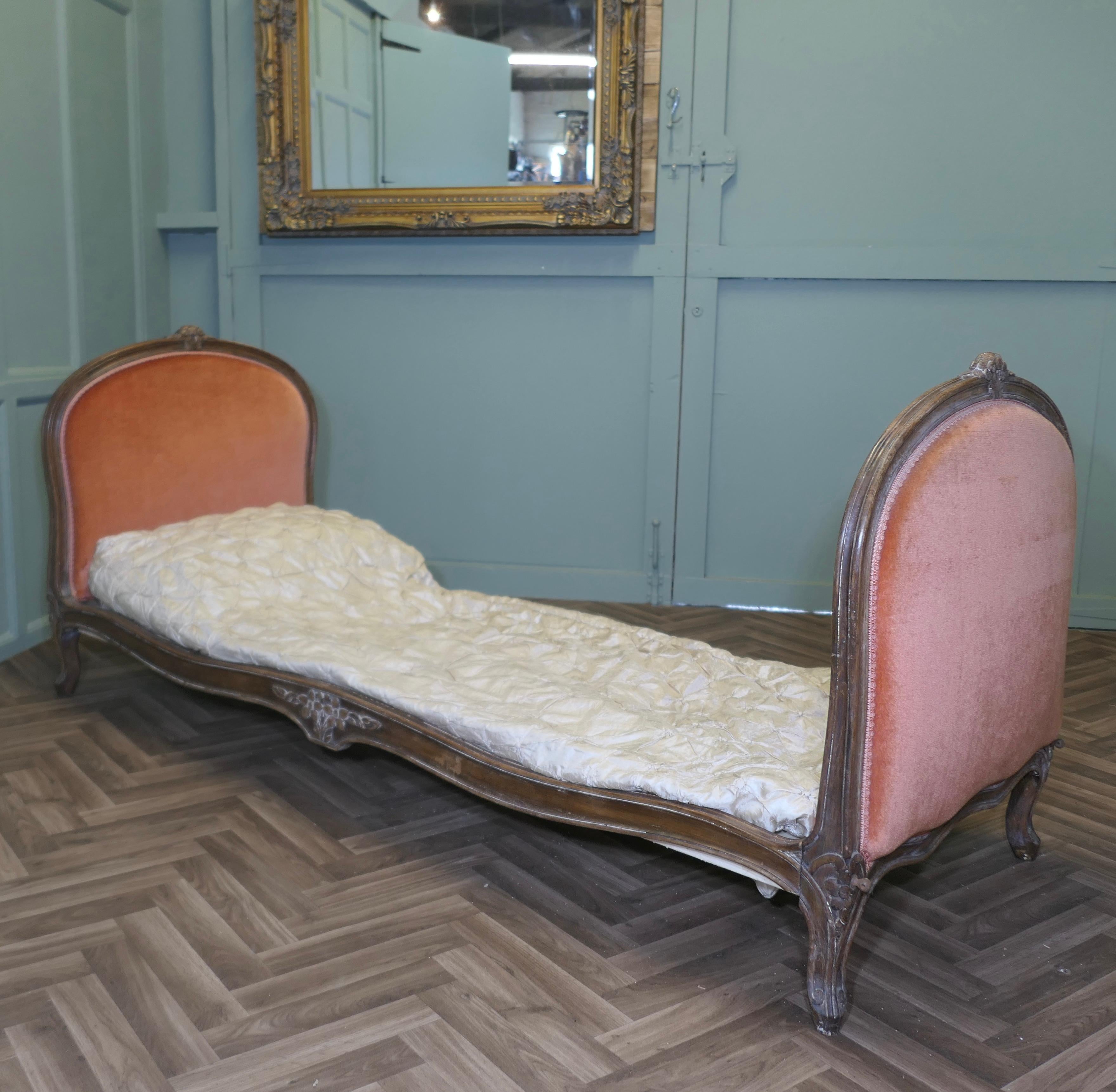 Charmant siège de fenêtre ou lit de jour français du 19ème siècle

Ce charmant petit siège date de la fin du 19e siècle et peut également être utilisé comme lit d'enfant ou comme lit d'appoint. 
Le lit est en noyer et repose sur de solides petits