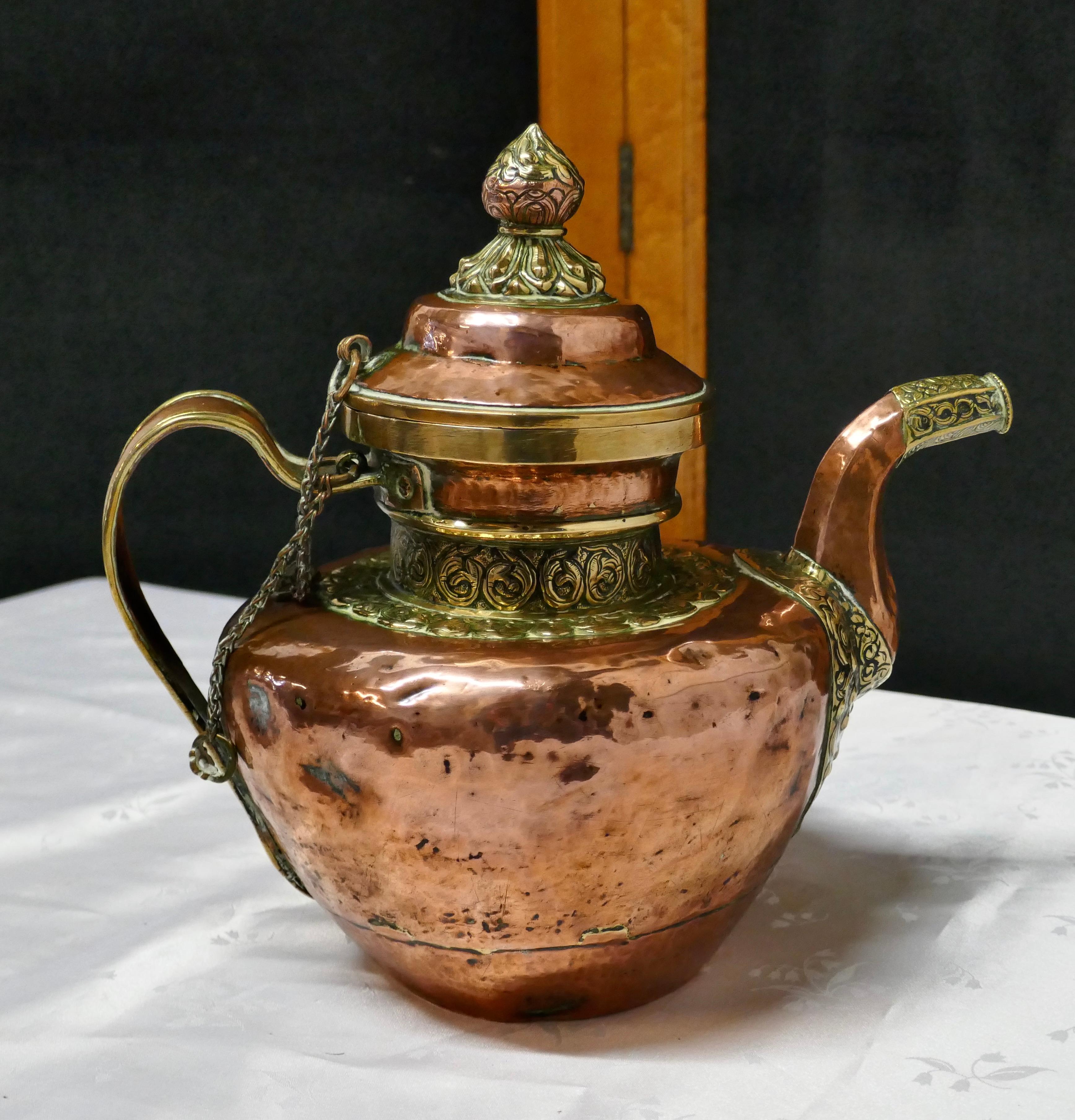 Charming 19th Century Indian Beaten Copper and Chased Brass Tea Pot In Good Condition In Chillerton, Isle of Wight