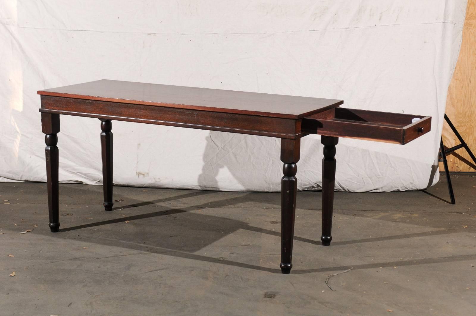 Charming 19th Century Long English Mahogany Table with Single Drawer For Sale 2