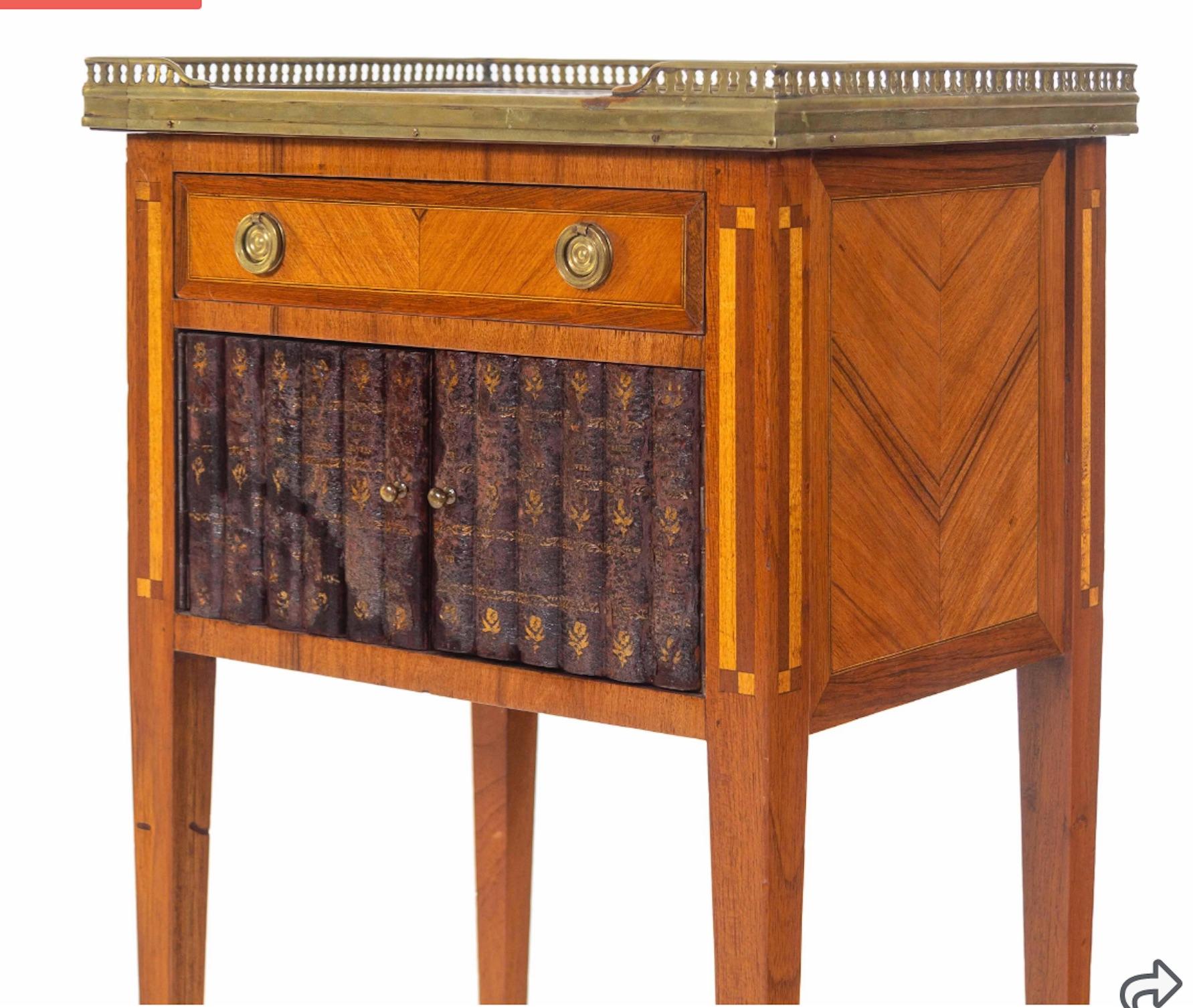 Charmante table d'appoint du 19ème siècle, fausses portes de livres, plateau en marbre, galerie en laiton Bon état - En vente à Buchanan, MI