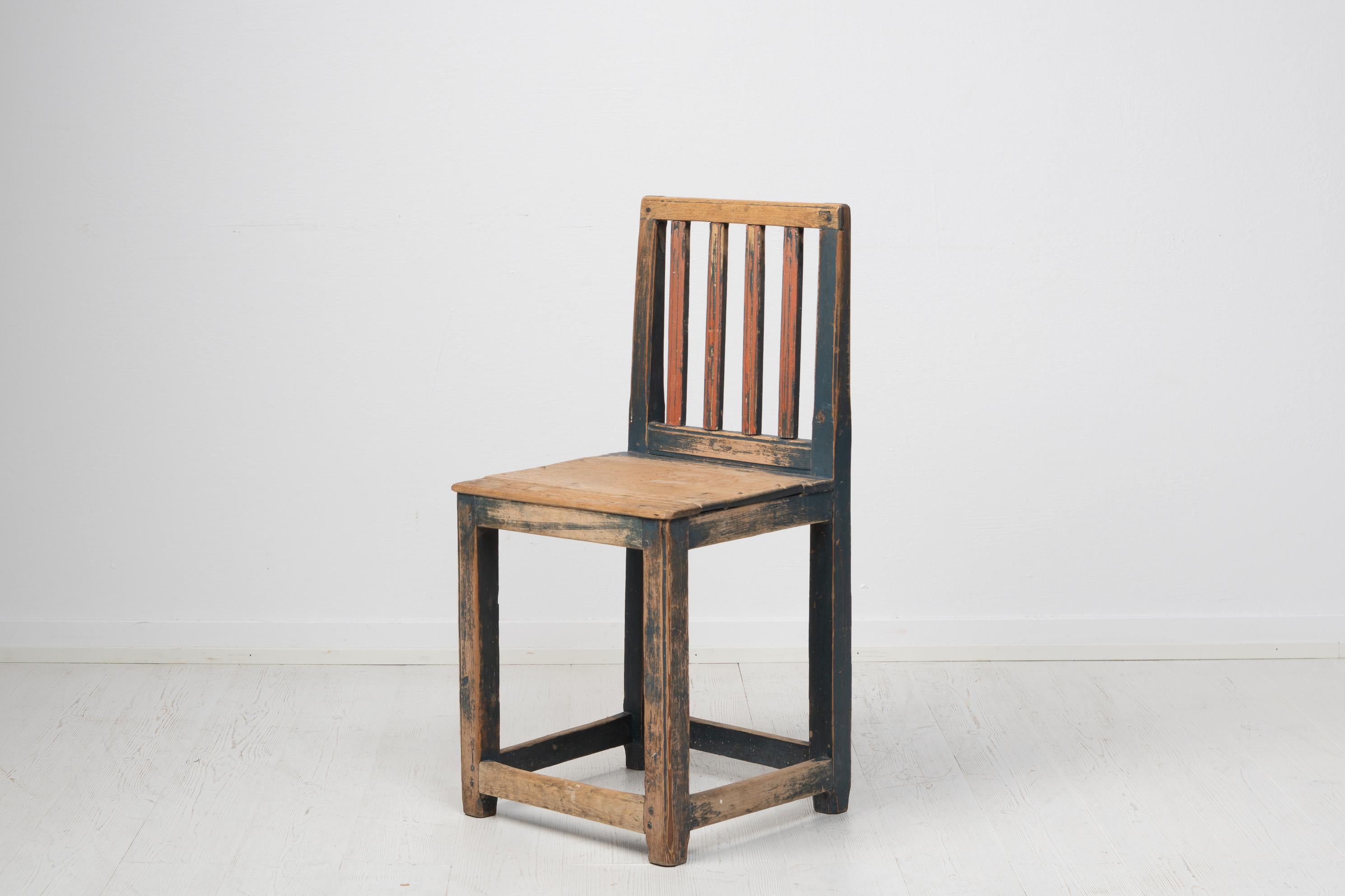 Charmanter schwedischer Volkskunststuhl aus Hälsingland in Schweden. Der Stuhl wurde in den frühen 1800er Jahren aus schwedischer Kiefer gefertigt. Es hat die ursprüngliche Farbe, die im Laufe der Jahre natürlich beschädigt wurde. Die Beschädigungen