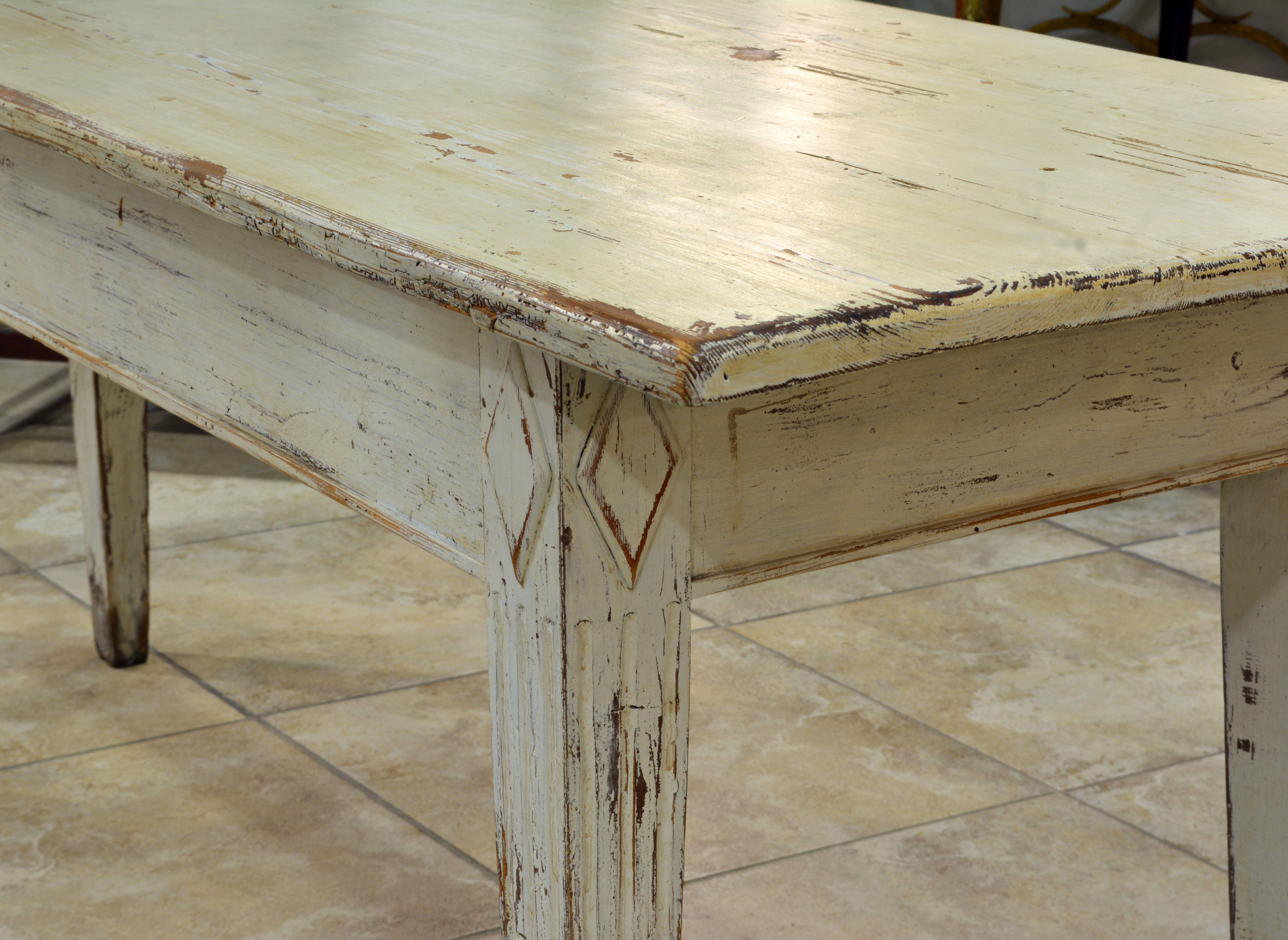 Charming 19th Century Swedish Gustavian Style Painted Pinewood Farm Table In Good Condition In Ft. Lauderdale, FL