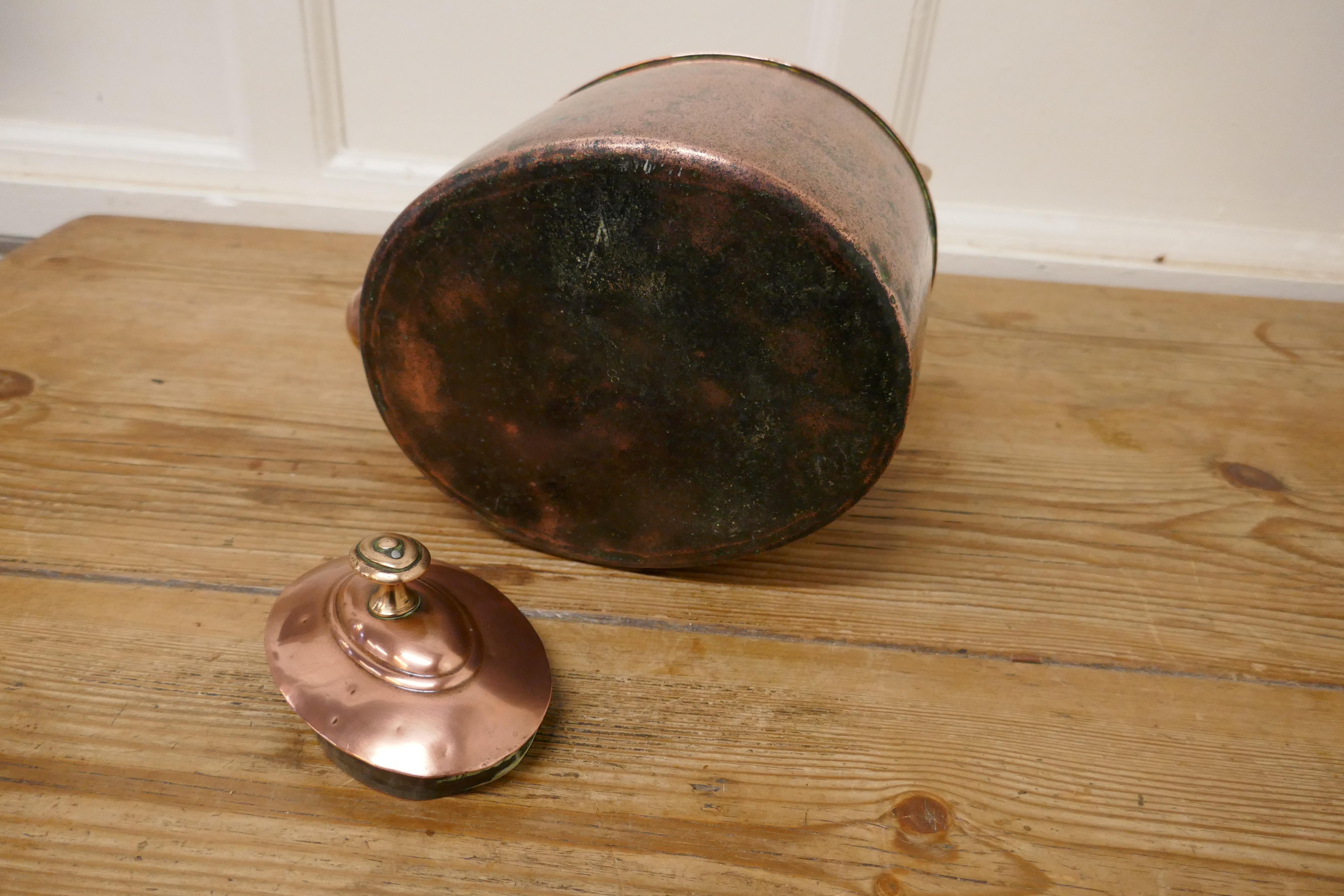 Charmante bouilloire ovale du 19ème siècle en cuivre Bon état - En vente à Chillerton, Isle of Wight